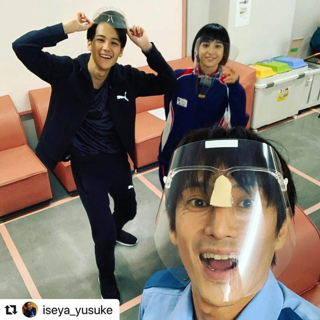 大幡しえりさんのインスタグラム写真 - (大幡しえりInstagram)「#Repost @iseya_yusuke with @make_repost ・・・ えー、フェイスマスクして撮影に勤しんでおります。 「未満警察」本日22時より第3話が放送されます！ 　最近の撮影シーンは若者も巻き込まれて、おじさんもおばさんも、みんなでアタフタしています。それぞれのキャラクターがそれぞれの目的の中、騙し、騙されます。 一緒に写真撮ったのは〜、 橘 冬美役　大幡しえり 黒岩 純哉役　葉山奨之 だす！  是非ご期待ください！ #未満警察  #未満警察ミッドナイトランナー #葉山奨之  #大幡しえり  最近は教官とのシーンも多くなりました〜！ まさかのいきなり撮られてピースがブレブレです✌️🤣 黒岩役の葉山さんともワイワイしながら撮影してます！ 今夜10時から放送です！是非見てください✨  #今夜放送  #伊勢谷友介 さん #葉山奨之 さん」7月11日 13時23分 - shieri_ohata_