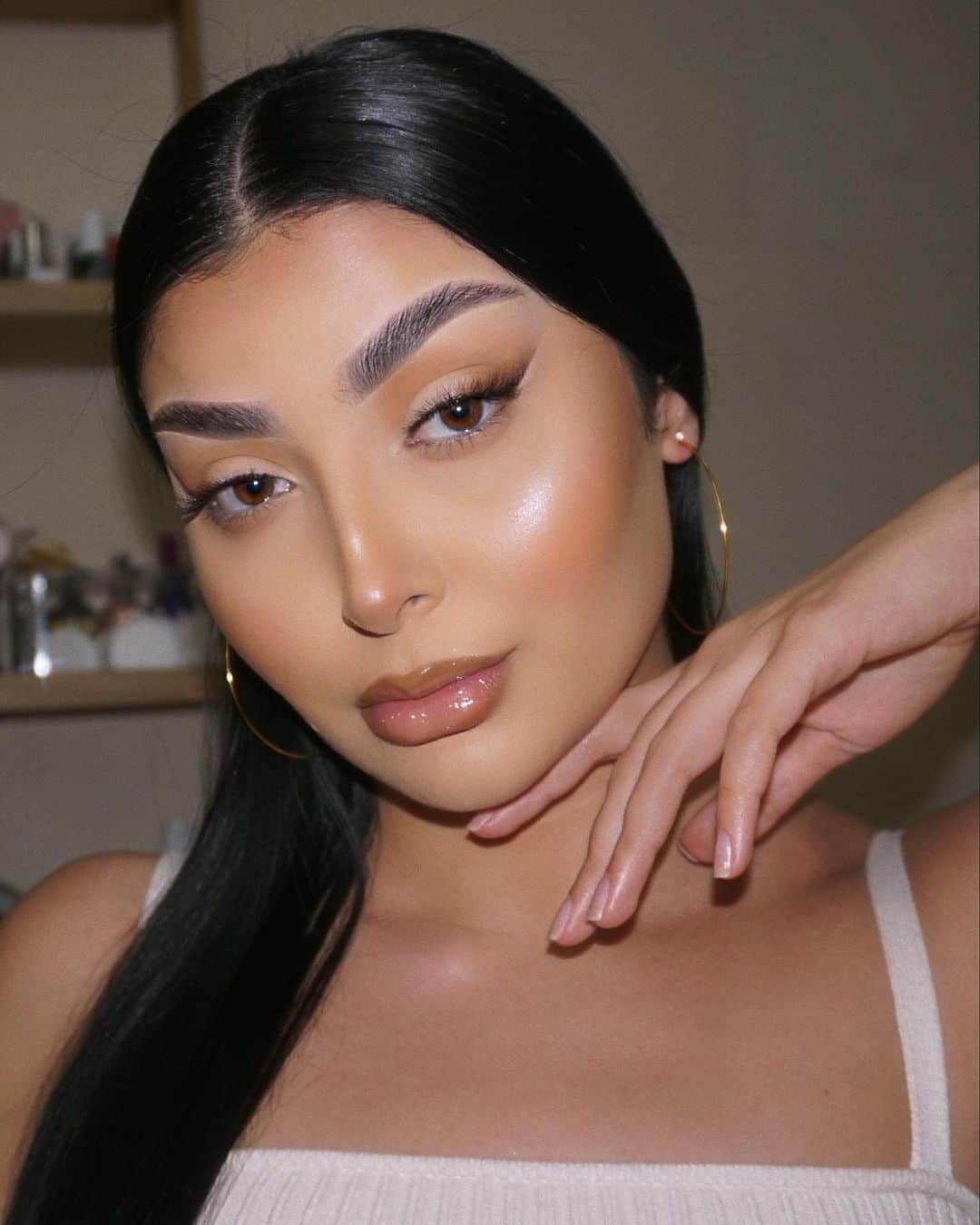 Kylie Cosmeticsさんのインスタグラム写真 - (Kylie CosmeticsInstagram)「@ninavee wearing dreaming of diamonds kylighter 😍 all of our glowing highlighters are back in stock now ✨」7月11日 13時21分 - kyliecosmetics