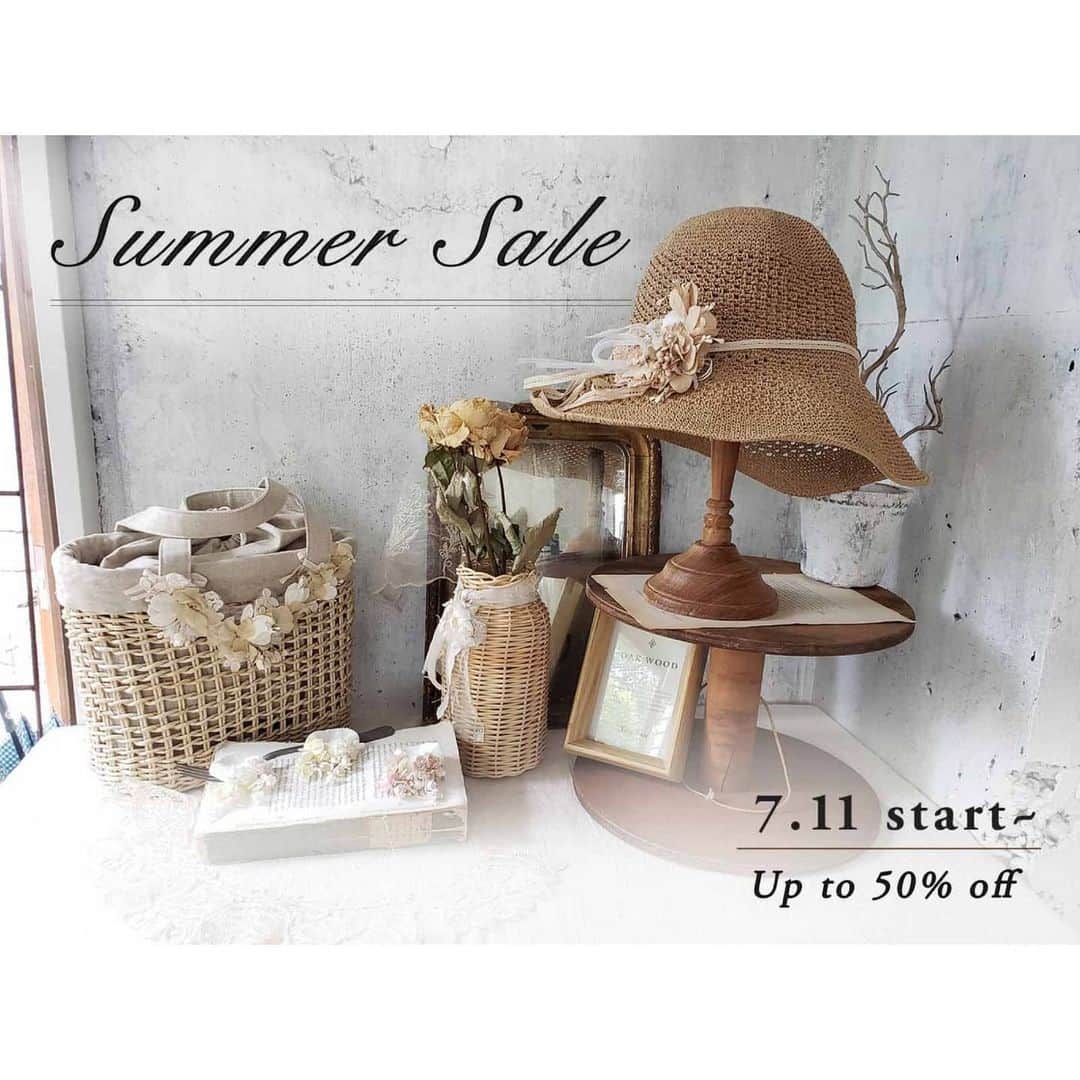 のインスタグラム：「こんにちは＊. 夏の足音も、もうまもなく近づいてきていますね…♩. . 本日より店舗でもセールがはじまりました！. WEB店舗より、みなさまに嬉しいお知らせです＾＾. . *:.:*`:.;*:.:*`:.;*:.:*`:.;*:.:*`:.;*:.:*`:.;*:.:*`:.;*:.:*`:.   [Summer Sale 2020＊]. . 7/11(sat) 12:00より. 30-50%off. . . ● ZOZOTOWN. https://zozo.jp/sp/search/?p_tpcsid=1230980. . ● Lilaf by m.soeur.  https://lilaf-by-msoeur.com/?category_id=5eba5a9534ef012c0fce516d . ＊商品は無くなり次第終了となります。. . ※リラフ のスタンプカードは通常¥2,000で1ptのところ、 セール価格のお品はおまとめして1ptとなります。 . *:.:*`:.;*:.:*`:.;*:.:*`:.;*:.:*`:.;*:.:*`:.;*:.:*`:.;*:.:*`:.. . . ZOZOTOWN、Lilaf by m.soeurでは、 お取り扱いのアイテムや価格も少し異なりますので、 ぜひ両方見比べてみてくださいね＊. 夏小物もお得な価格になりますので、ぜひお見逃しなく♩ . . Lilaf by m.soeurのサイトでは11日〜19日までの一週間、 懐かしのアイテムや一点ものアイテムを 特別なプライスで一部お届けしています＊＊ 店頭には並ばないアイテムや限定一点ものもあるので見応え盛りだくさんです！*･゜ﾟ･*:. . . おうち時間やすきま時間にゆっくりと遊びにいらしてくださいね＾＾. .   どの子も大切に作ったアイテムたちです。. 素敵な方に巡り会えますように・・・* . ：：：：：：：：：：：：：：：：： . . #msoeur #エムスール #zozotown #Lilafbymsoeur #lilaf #リラフ #セール  #夏 #限定 #夏小物 #カゴバッグ #ラフィア #ラフィアハット  #浴衣 #ヘアアレンジ #コサージュ #布花 #flower #花のある暮らし #ハンドメイド #wedding #ナチュラル #リネン #花」