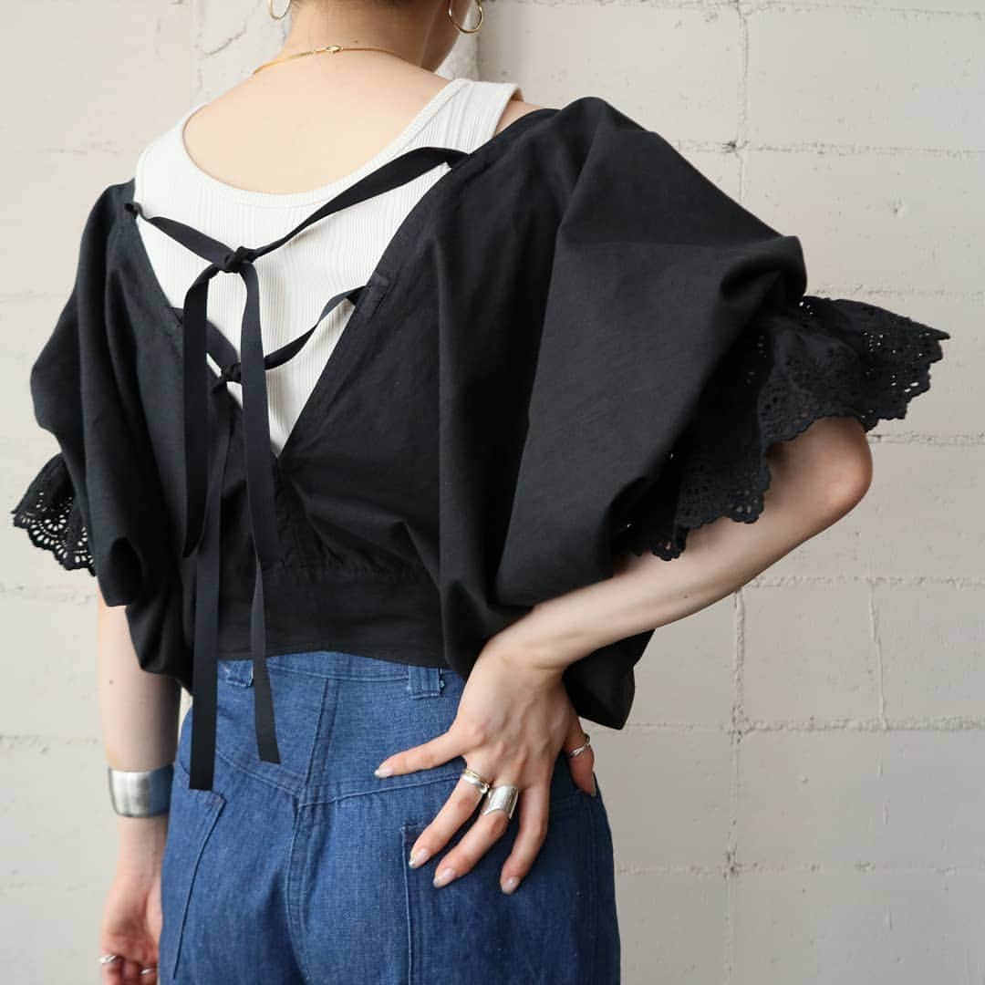 吉祥寺 古着屋 Orfeoのインスタグラム：「1920's EURO Piecedyeing Back Design Blouse   #orfeo #kichijoji #tokyo #vintage #used #fashion #coordinate #outfit  新型コロナウィルス感染拡大防止策を徹底した上で営業をしております。 マスクの着用、入店時にアルコールでの消毒をお願いいたします。  お問い合わせはインスタグラムのプロフィール掲載のメールアドレスにお願いいたします。 コメント、DMでのお問い合わせは受け付けておりませんのでご了承ください。」