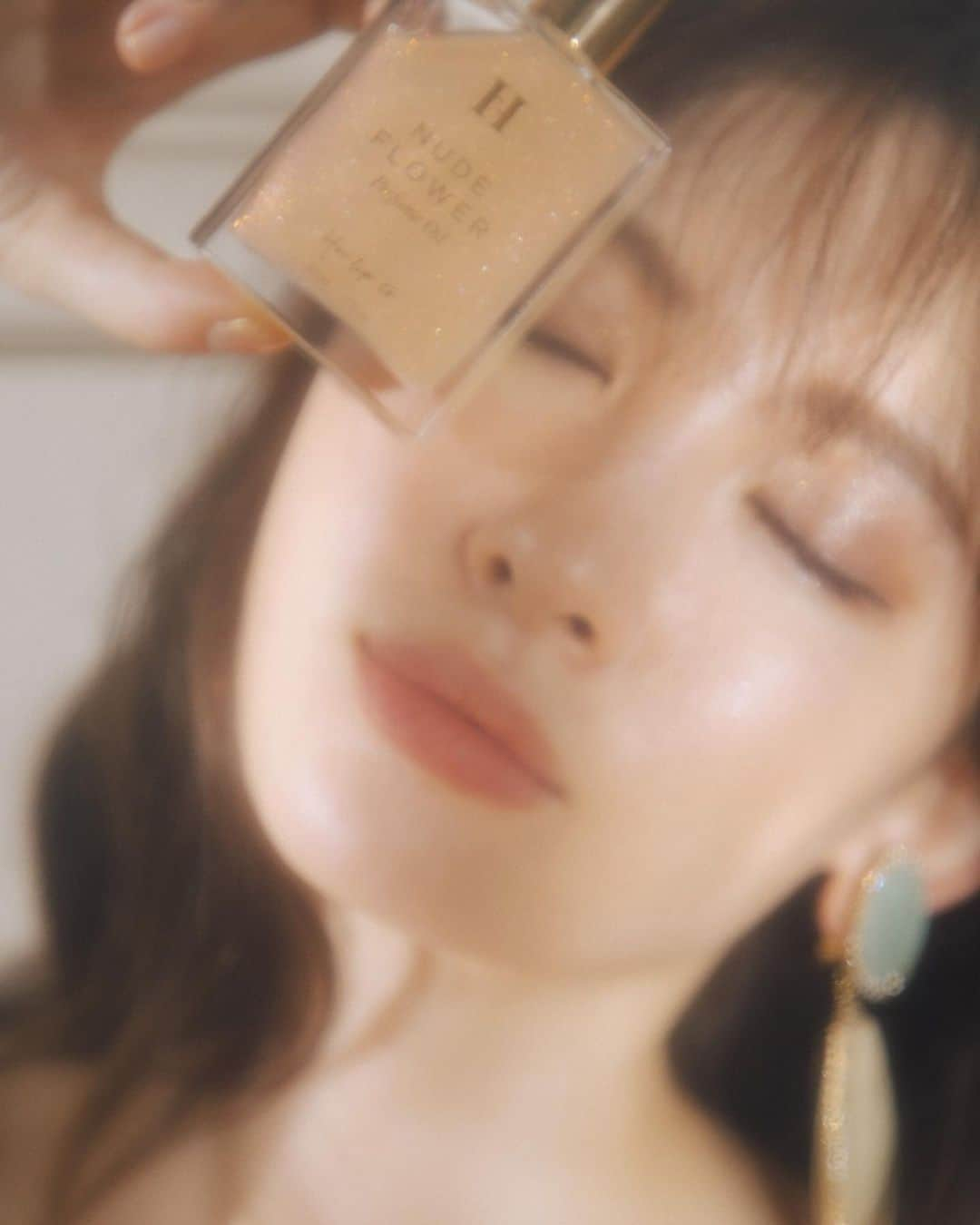 小嶋陽菜さんのインスタグラム写真 - (小嶋陽菜Instagram)「Her lip toでPerfume Oilを作りました🤍この季節にぴったりのフローラルスパイシーで、甘いけど深みのある夏らしい香り🥂  香りのインスピレーションは去年旅したサントロペ🌞 今年は外出できなかったけど、、Herliptoのドレスを着たりパフュームオイルで夏を楽しんでね💗✨  オイルはオーガニック成分のホホバオイル、シアバターなどを配合してとっても繊細なラメとダイアモンドパウダーを入れたよ😌💫  デコルテやボディにさり気なくキラキラを仕込んで..✨  #herlipto」7月11日 13時32分 - nyanchan22