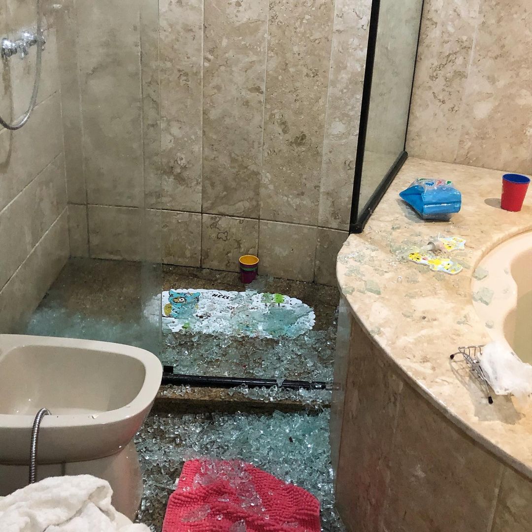 生島早織さんのインスタグラム写真 - (生島早織Instagram)「流血事件😱‼️  子供達をお風呂に入れて、後は自分がシャワー浴びて出ようと思ったら・・・  シャワールームのガラスが割れた😱😱😱  1人ずつ子供が出た直後。 私1人で本当に良かった💦  もう一つラッキーだった事は夫が帰っていた事！  ガラスが粉々になる破壊音を聞いて飛んで来て、私がシャワールームで動けなくなっていたのでスリッパを持って来てくれた。 ガラスの無いところまでは幅跳びの選手じゃない限りどんなに頑張っても届かない距離だったので助かった😂  私は左半身切り傷だらけ。 写真は脚だけですが🦵、大量のバンドエイドを使いました🩹 普段出す事のない太い脚ですみません😂  まーそれにしてもすごい割れ方💦 飛散防止ガラスとかあるよね？  一昔前のアクション映画にでもでて来そうな😅  賃貸マンションで弁償？ と言うより損害賠償請求したいくらい。 普通に使っていていきなりですよ💦 何らかの負担はかかっていたんだろうけど・・・  切り傷程度で済んだし、何より子供が怪我しなくて良かった。 そして、無事シャワールームから脱出出来たし、最悪の事態は間逃れた💦  薬を塗ってバンドエイドを貼っている姿を見て、長男に『ママ、泣かなくて偉かったね！ママ強いね😊！』 って、褒められた❣️  そう！ ママは強いのよ💪  まだまだ強くなるからね💪💪🤣  #双子育児 #双子ママ #バスルームで #流血事件 #一歩間違えたら #ママは強い #海外生活 #海外育児」7月11日 13時25分 - saori.ikushima