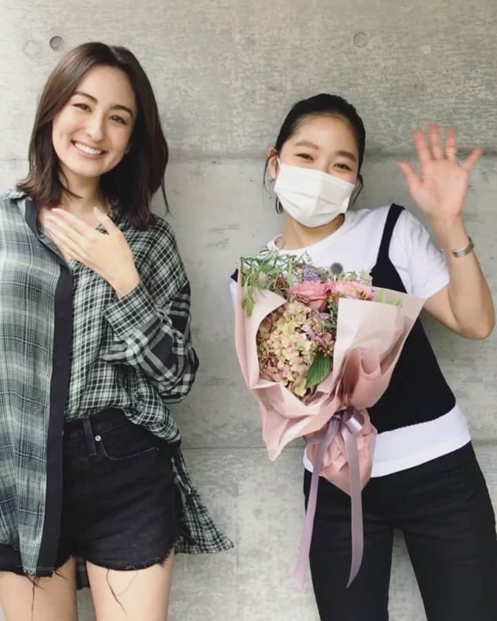 オードリー亜谷香のインスタグラム：「Happy Birthday @six_asakawa !🤍🤍🤍🤍🤍 Thank you for being such a great friend and amazing hair stylist! Love youuuu!🤍🤍🤍🤍」