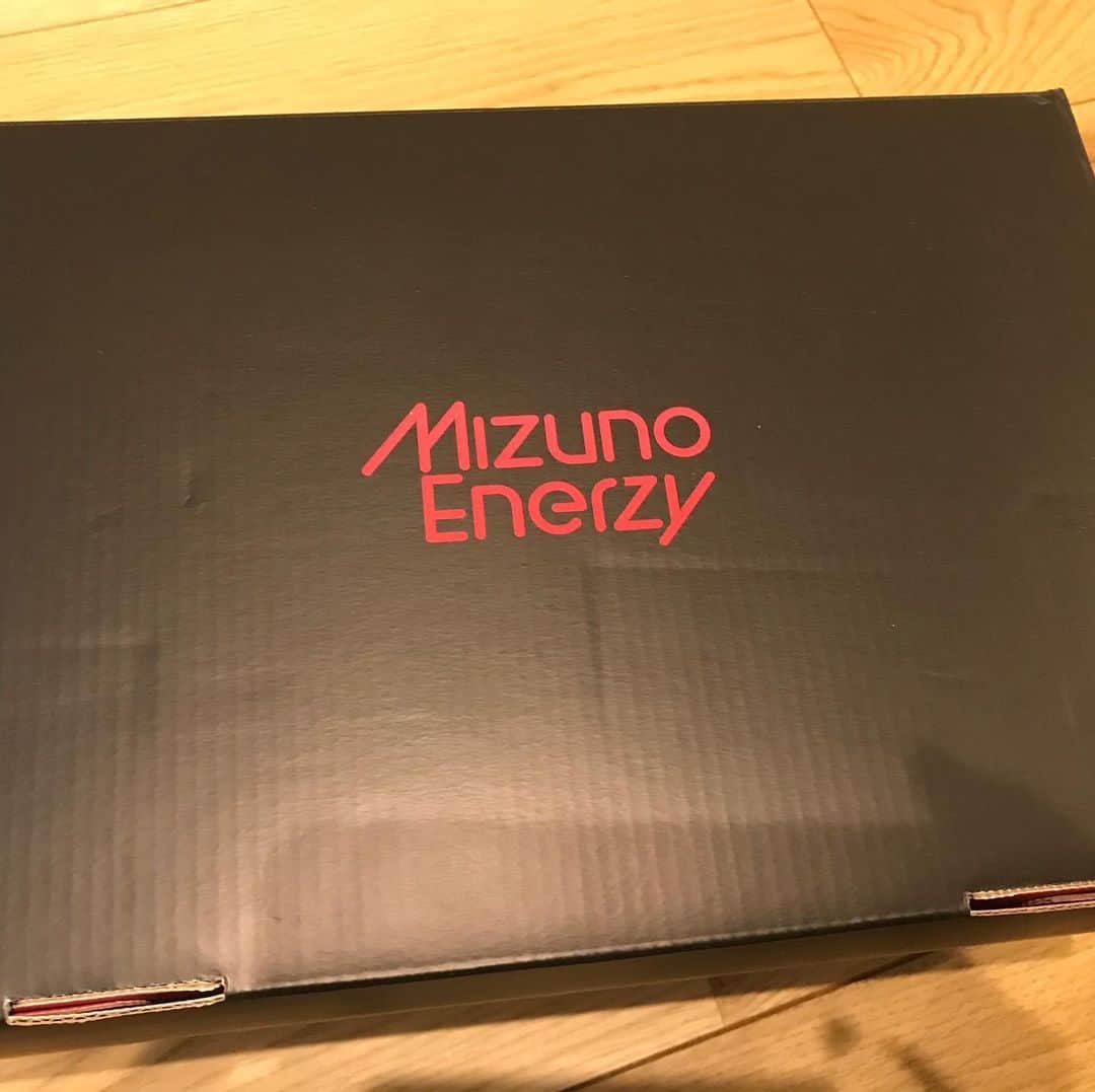 寺川綾さんのインスタグラム写真 - (寺川綾Instagram)「Mizuno Enerzy👟  『MIZUNO ENERZY』は、柔らかさによってためた接地時のエネルギーを、ロスを少なく反発させるミズノ独自の新素材💡  確かに、履いた瞬間、驚くほどフカフカしています🤩 Mizuno Enerzyを履いて、たくさん取材に行きたいなー👟 そして、私にはイクラに見えるのは気のせいかな😋🍣 #Mizuno #mizuno #mizunoenerzy #ふかふか #いくらちゃん」7月11日 13時33分 - terakawaaya_official