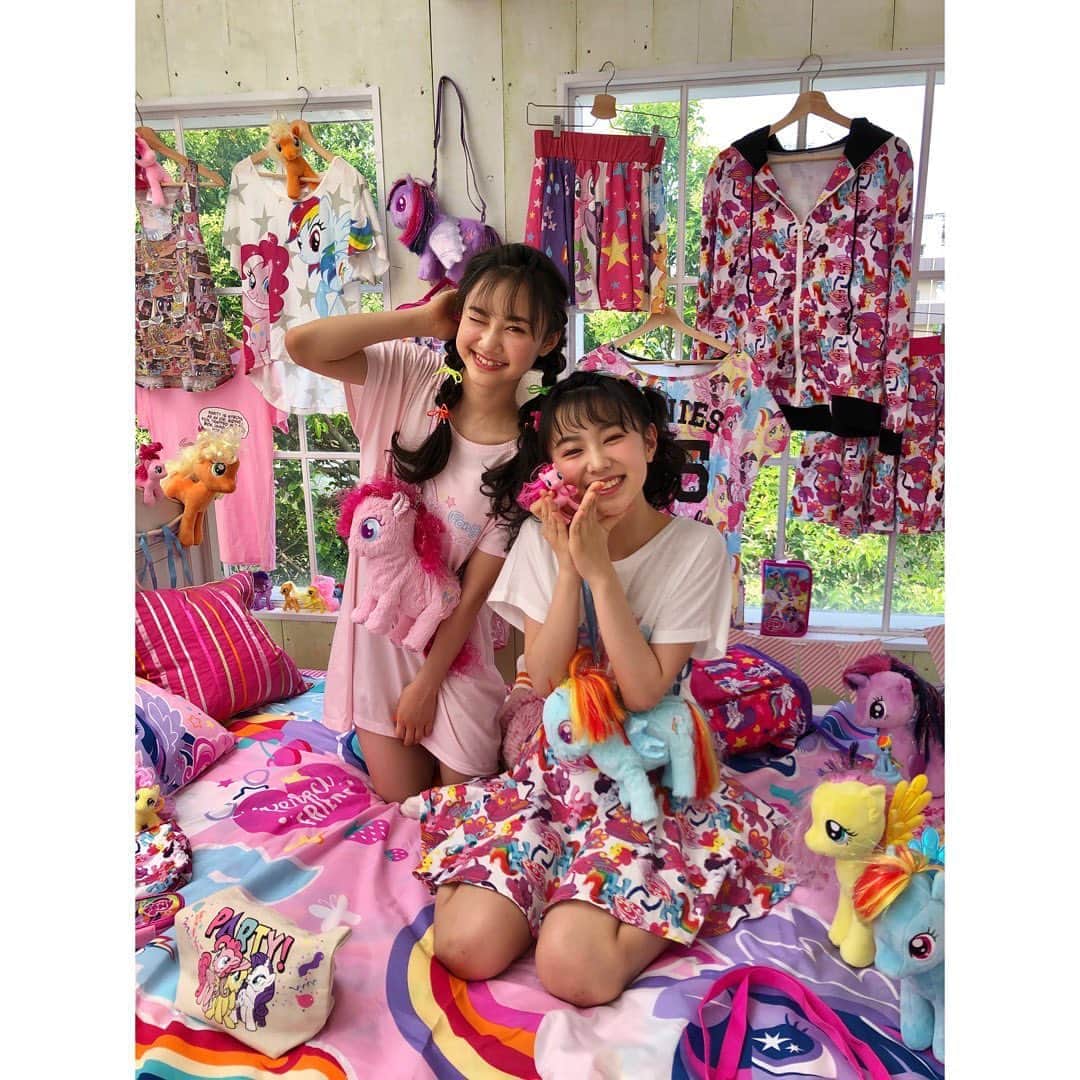 ニコ☆プチさんのインスタグラム写真 - (ニコ☆プチInstagram)「🦄🌟🍭🌈💛 ・ マイリトルポニーのポップでキュートな世界に夢中のふたり👭💗 ・ ・ Twitterにものせたけど、かわいすぎるからインスタにものせちゃう🤭💓 ・ #ニコプチ #プチモ #犬飼恋彩 #森﨑美月 #マイリトルポニー #mylittlepony」7月11日 13時34分 - nicopuchi_official