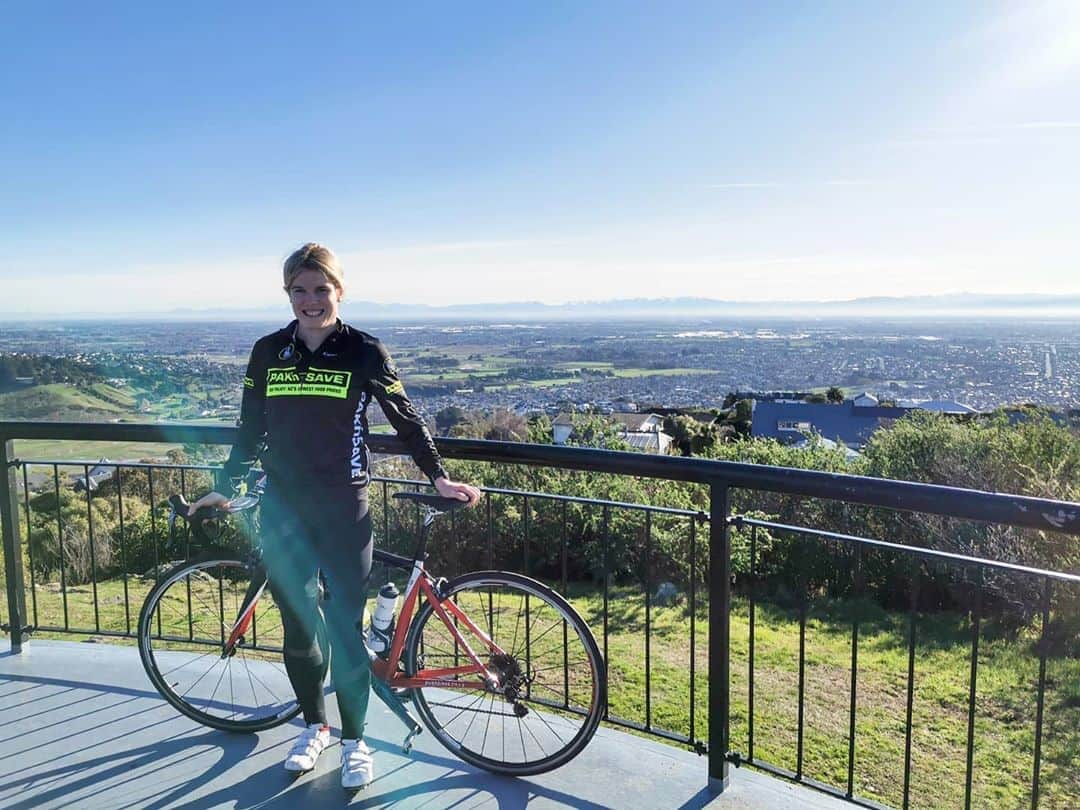 アンジェラ・ペティさんのインスタグラム写真 - (アンジェラ・ペティInstagram)「B e a u t i f u l scenery and beautiful weather for todays ride 🚴‍♀️🌞 Since April I have been doing 1 ride a week most weeks in addition to all of my runs 🏃‍♀️🏃‍♀️🏃‍♀️🏃‍♀️🏃‍♀️🏃‍♀️ However I hurt my calf earlier this week (thankfully only minor so should be back running in the next couple of days hopefully) so have been doing extra rides 🚴‍♀️🚴‍♀️🚴‍♀️🚴‍♀️ When I started rides in lockdown I wasn't a huge fan and although I still prefer running, I'm also really enjoying the bike except for when I fell off while stationary today 😂😂😂 Hope everyone is having a lovely weekend 😁😊 #runnerswhobike」7月11日 13時39分 - angie_run800m