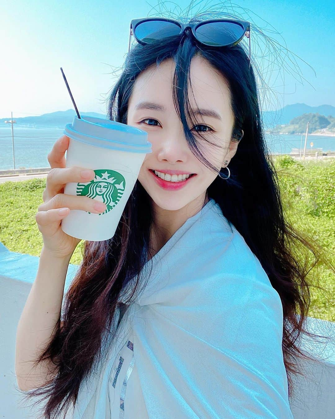 リンジさんのインスタグラム写真 - (リンジInstagram)「. 잡힐 듯 잡히지 않는. 다..모을 듯 모아지지 않는. #starbucks#별의노예#갈길이멀다#프리퀀시 가모길래」7月11日 13時49分 - linzy_minji