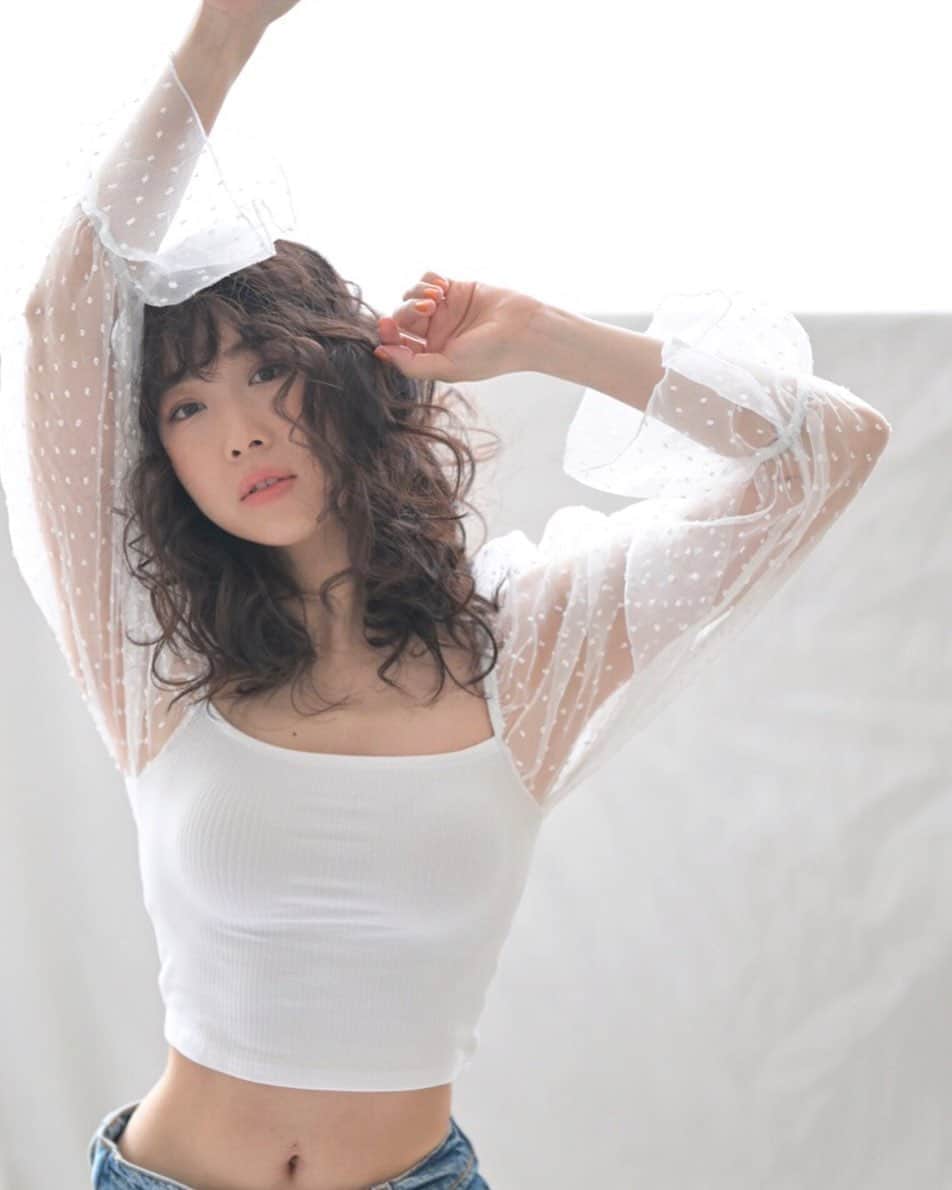 崎本ゆかりのインスタグラム：「🕺 . . fun fun fun #model#shooting#fun#playful#naturalmakeup#curlyhair#dolly#orangenails#body#healthy#thanks#memories #遊び#撮影#モデル#元気#くびれ#くるくる#ふわふわ#ヘアメイク#楽しい#オレンジネイル#🧡」