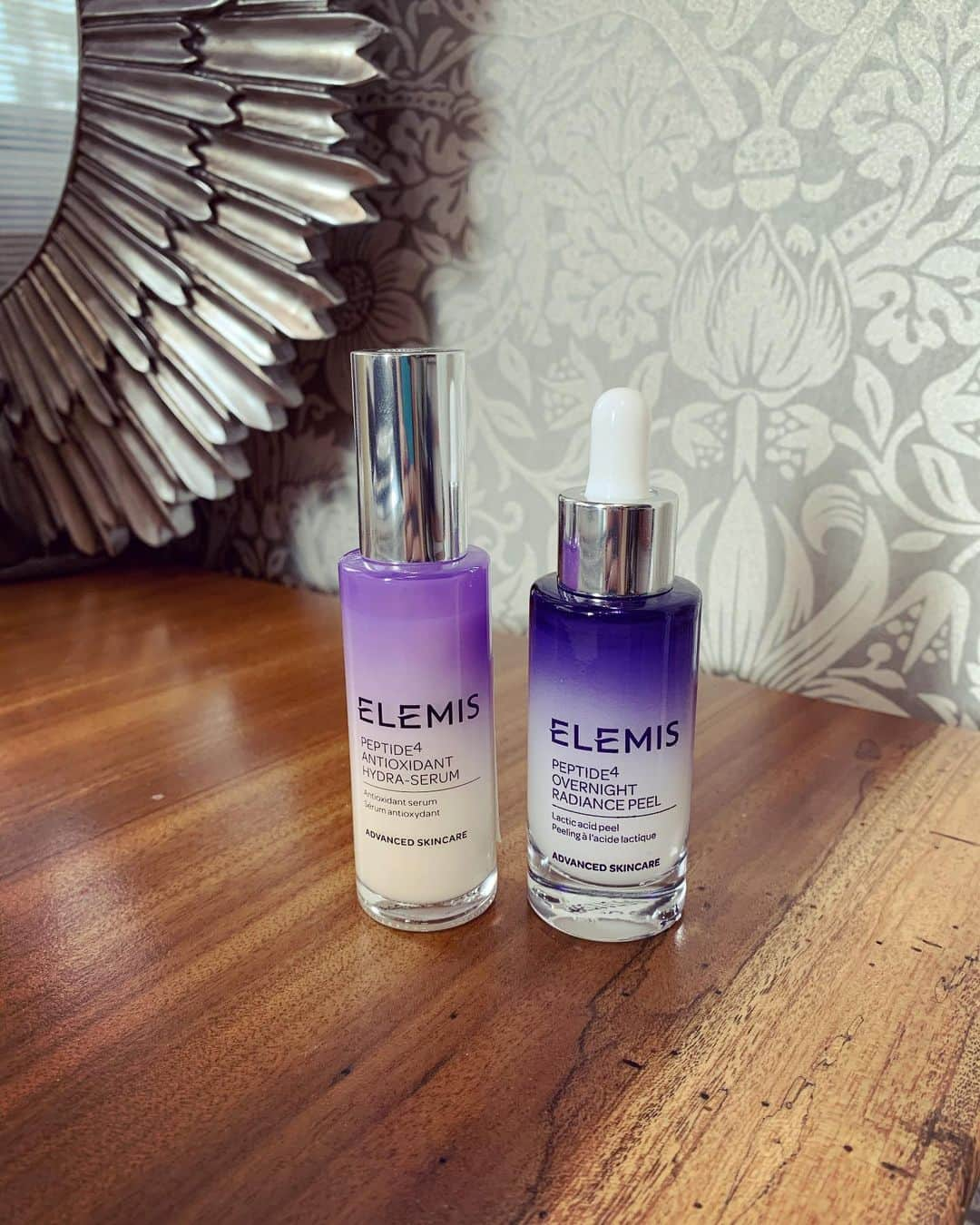 25ans Beautyさんのインスタグラム写真 - (25ans BeautyInstagram)「@naokonishi.m  #elemis  #peptide4antioxidanthydraserum #ペプチド4アンチオキシダントハイドラセラム #peptite4overnightradiancepeel #ペプチド4オーバーナイトラディアンスピール  ・ 名前にある「ペプチド4」✨ 酵母由来の4つ(テトラ)のアミノ酸から構成されるペプチドは整肌、保護効果があり肌のキメや艶に大きく関わる成分なのです👌 忙しい現代女性の肌はいろんなストレス要因から乱れがち。 若しくは、気持ちが充実している生活とは反比例に肌が疲れている場合も。 肌が美しいければ、気持ちを立て直すことも、新たなチャレンジをする自信や勇気にも❣️ エレミスのこのシリーズにはそういうメッセージが込められているような確かな手応えと、優雅に包み込む香りとのダブルで現代女性の肌を守り応援してくれます💕 ・ そんな高機能成分の語りは後回しに… とにかく香りが💕💕💕 世界各国の #ラグジャリーホテル #クルージングスパ で愛されているエレミス❣️ 旅🚢✈️ができない今こそ、この香りで旅の思い出や次に訪れてみたい地の想像を巡らせてみてはいかがですか？ 旅先でトリートメントを受けているように、肌や心にざわついていたものが流され、深呼吸したくなります💕 ・ オーバーナイトセラムは 夜に塗るだけ。 翌朝顔を流しなら、皮膚が軽くなっているのに、つっぱり感なくツルンとします。ピール感がなく夜のお手入れに加えるだけで他のコスメの効きが良くなります。 ・ ハイドラセラムは 砂漠地帯の過酷な環境下で育ち 「#復活の木 」と言われる植物 ミロタムヌスフラベリフォリアエキス が配合され、疲労で弱くなった肌のバリア機能をサポート。 また、スーパーフード#アムラ としても知られ、ポリフェノールなど抗酸化成分が豊富な #インディアングースベリー 成分が日中受けてしまう様々なダメージから肌を守ってくれるという、ダメージを受けた肌にも、受けないようにも頑張ってくれる優れものセラムです👍 ・ #beauty #スパコスメ  #美容プランナー #肌との対話 #スキンシップ  #趣味特技美白 #スキンケア  #25ansビューティメダリスト」7月11日 13時58分 - 25ans_beauty