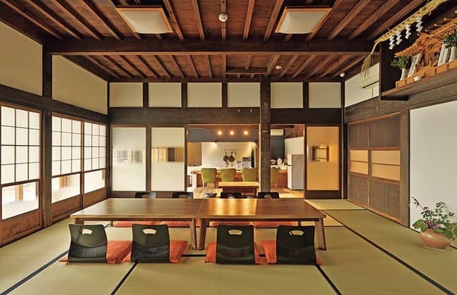FRaUさんのインスタグラム写真 - (FRaUInstagram)「自然の中でゆっくり過ごせる一棟貸しの「まるがやつ」は、2万平米の広大な敷地に佇む築200年の古民家の宿。 ・ #古民家 といっても、歴史ある家屋の良さを残してリノベーションされているので、キッチンや寝室などの設備は現代的。日本の原風景を眺めながら快適に滞在できます💫 ・ また、「遊ぶ、学ぶ、育てる、食べる」をテーマにした施設のため、農業体験、里山体験、囲炉裏体験、味噌作りなどの体験メニューも豊富🌿 ・ ここでしかできない貴重な体験を楽しみながら、誰にも邪魔されずにリフレッシュできます☺️  📍千葉県夷隅郡大多喜町下大多喜1530  #千葉県 #大多喜町 #宿 #ホテル #日本家屋 #宿泊 #まるがやつ #hotel #frau #trip #travel」7月11日 13時58分 - fraumagazine