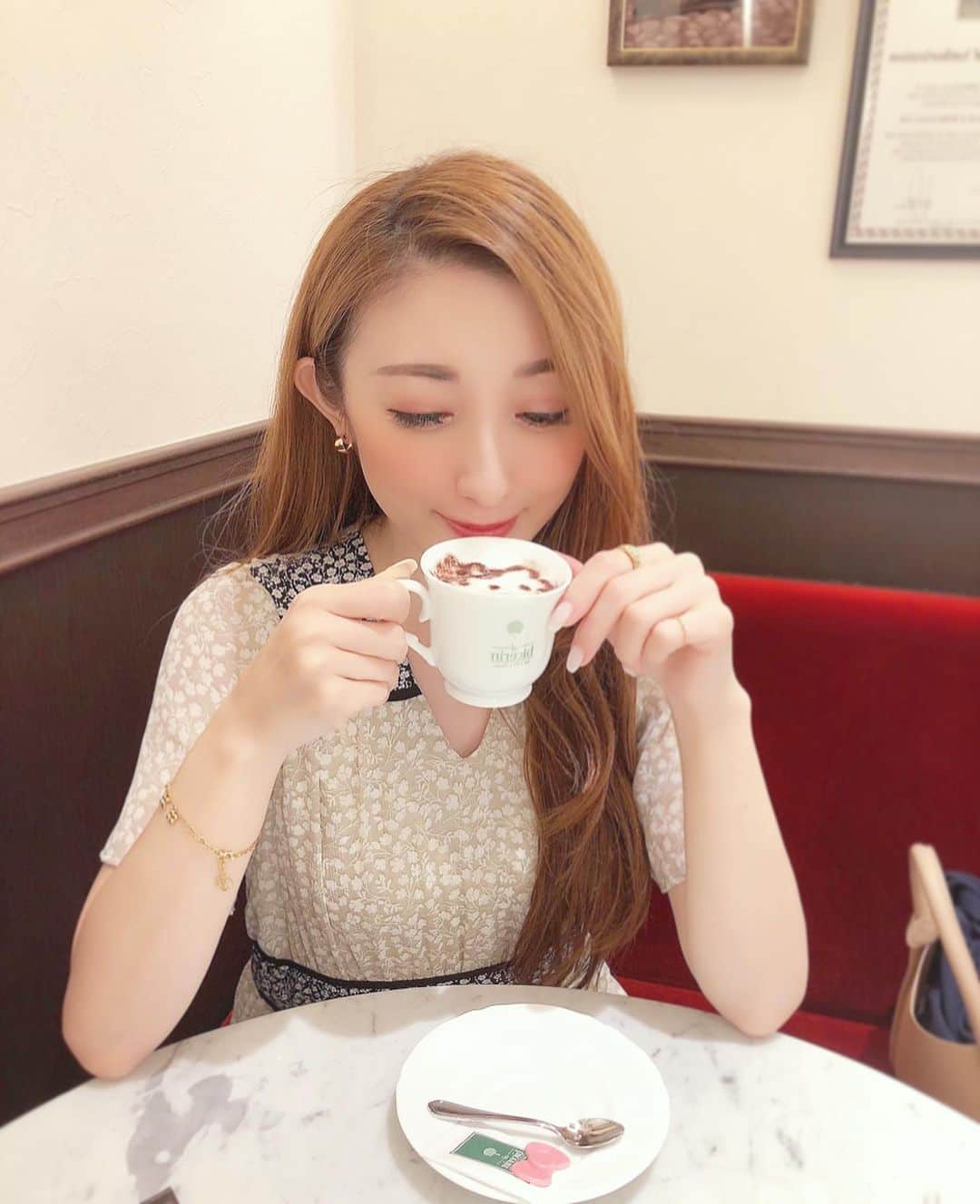 のインスタグラム：「. . ℬ𝓁𝒶𝓃𝒸 𝒟ℯ𝓃𝓉𝒶𝓁 𝒸𝒶𝓇ℯ 𝒞𝓁𝒾𝓃𝒾𝒸☕️❤️ . 毎日の幸せなカフェタイム…🤍 イタリアンカフェではキティちゃんに遭遇🇮🇹(笑) . 日頃ラテやお紅茶が大好きなので、前回デンタルスパでお伺いした#ブランデンタルケアクリニック で今回オフィスホワイトニングをお願いしました🦷 確かなトーンアップ嬉しいっ🌞✨✨ . . . #beauty #cafe #cafestagram #ginza #ginzasix #銀座 #銀座カフェ #銀座シックス #カフェ好きな人と繋がりたい #カフェスタグラム #カフェ巡り #ホワイトニング #歯医者 #白い歯 #学芸大学 #美容 #美容好きな人と繋がりたい #美容好きさんと繋がりたい」