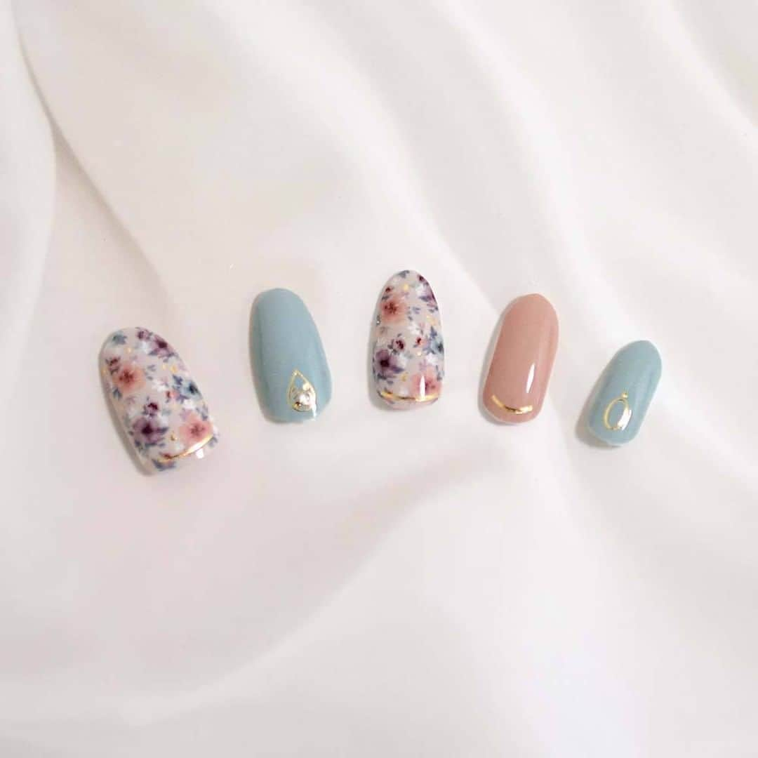 3COINSさんのインスタグラム写真 - (3COINSInstagram)「❋nail❋  ジェルネイルシール FLOWER  300円(税込330円)  店舗により在庫が異なりますので、お立ち寄りの店舗までお問い合わせください。  #magiccloset #3COINS #スリーコインズ #スリコ #スリココスメ #ネイルシール #セルフネイル #ハンドネイル #ハンドネイルシール #簡単ネイル #プチプラ #プチプラネイル #💅🏻 #ネイルデザイン」7月11日 14時00分 - 3coins_official