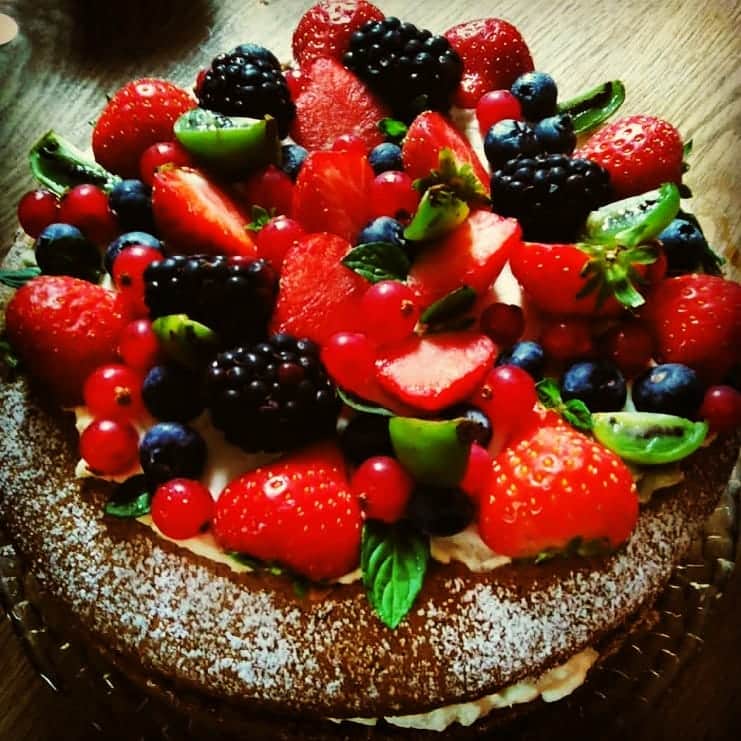 ポーランド政府観光局 ZOPOT w Tokioのインスタグラム：「フルーツ三昧のシーズンがやってきました。🍓🍒🍑こちらは街のケーキ屋さんでオーダーした誕生日ケーキ。ガイドブックには載っていない小さなお店で地元っ子に人気の隠れた名店と言えます。 ベリー&ベリー、ベリー尽くしの季節ならではのデコレーションに注目💗! ポーランドに行ってケーキ屋さん巡りはいかが? こちらのお店の情報 名称: Z cukrem albo wcale https://m.facebook.com/zcukremalbowcale/ #ケーキ好き　#スイーツ好きな人と繋がりたい #フルーツケーキ #ストロベリー #ラズベリー 　#カフェ　#ポーランド見聞録 #デザート好き」