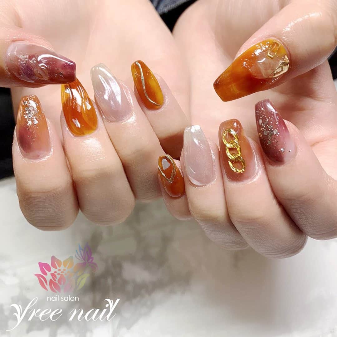 free nail フリーネイルのインスタグラム：「. お客様ネイル💅🏻🌞 . べっ甲ニュアンス🤎✨ . シックな大人ネイル🪐✨ . ご来店ありがとうございました🙇🏻‍♀️🙇🏻‍♀️🙇🏻‍♀️💗 . #ネイルアート #ジェルネイル #ネイルサロン #大阪ネイルサロン #ネイルデザイン #ネイルチェンジ #べっ甲ネイル #ニュアンスネイル #天然石ネイル #うねうねネイル #ブラウンネイル #クリアネイル #シンプルネイル #大人ネイル #デザインネイル #トレンドネイル #ロングネイル #夏ネイル #summernails #nailsart #nailsdid #美甲 #日式美甲 #日式美甲胶 #日本美甲师 #日本美甲老师 #美甲上课 #日本胶 #フリーネイル #freenail」