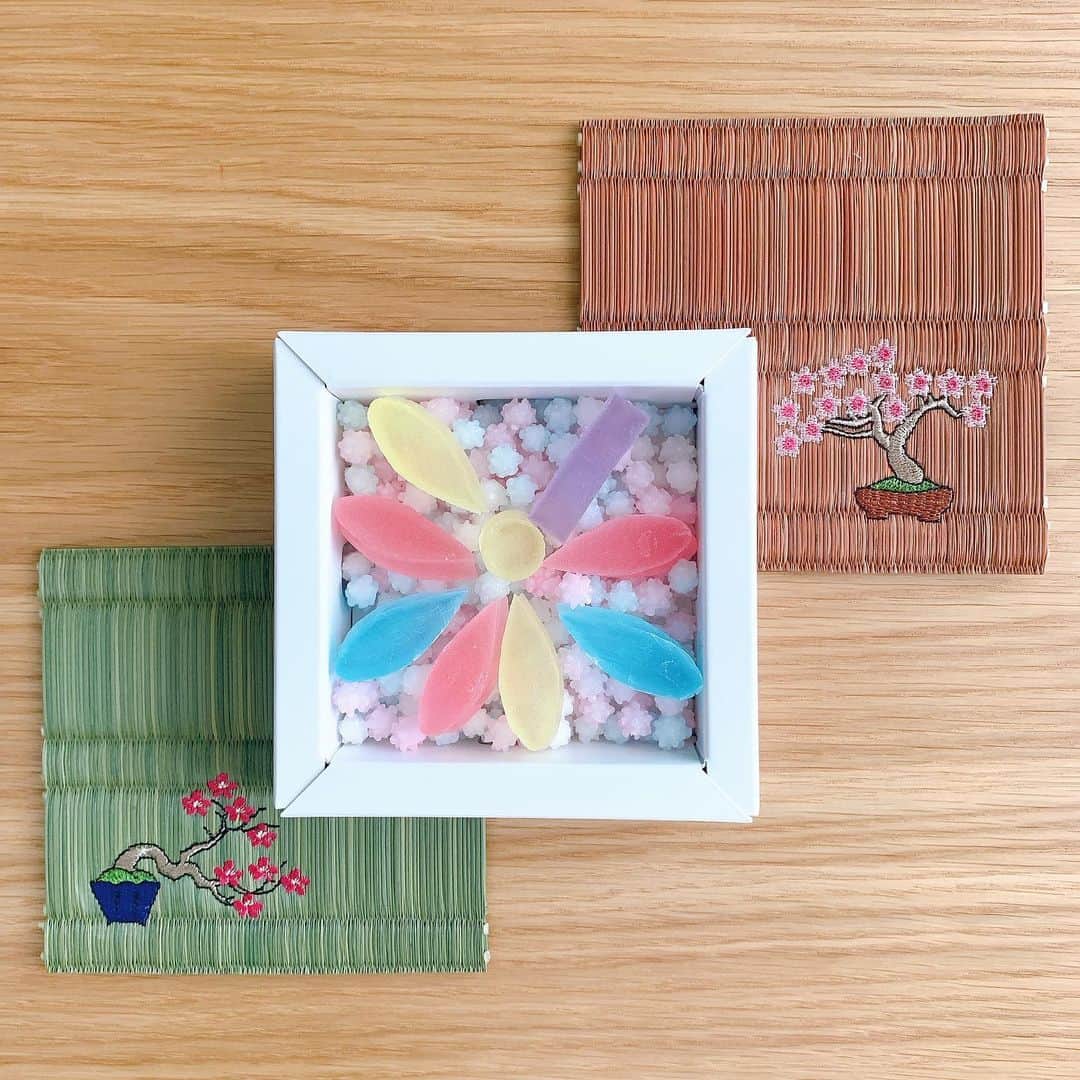 くまみきのインスタグラム：「花火の琥珀糖と畳の香りで夏してる🎐🍧☀️ うちにも実家にも畳の部屋が無いから、いつも旅館行くと大興奮なんだけど、その大興奮を自宅で味わってる！めっちゃ良いにおい🥰🥰🥰！  #琥珀糖 #花火 #和菓子 #京東都 #といろ #ありがと🤤💗 #コースター」