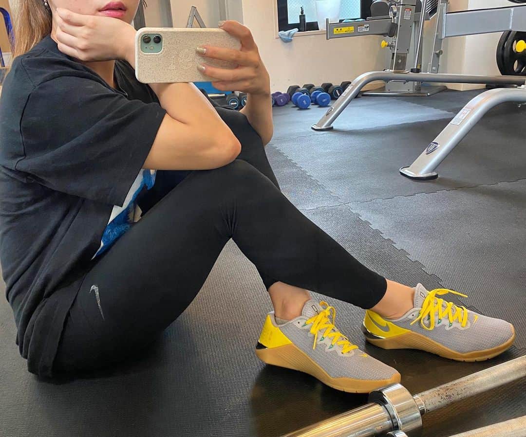 Chiharuのインスタグラム：「トレーニング用のスニーカー👟 脚トレ、お尻トレ、背中トレに。 ウェイトトレーニングは底がフラットが👍エアー系は🙅‍♂️ I costomised this shoes😋 #nikemetcon  💛✖️🖤  . #ナイキスニーカー  #ナイキ女子  #yesnike #nikeairmax90  #nikeaddict  #airforce1  #nikeairforce1  #nikejapan  #筋トレ女子 #腹筋女子  #美脚トレーニング  #美脚女子  #美脚クリエイター #女性パーソナルトレーナー #美尻トレーニング #お尻トレーニング  #ヒップアップトレーニング」