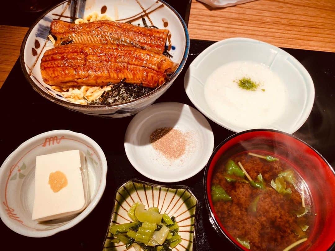 魚金さんのインスタグラム写真 - (魚金Instagram)「魚金2号店に参りました‼️ この豪華な鰻丼定食が定価1,280円のところ、今ならなんと1,000円❤️ 7/21までの期間限定価格です🤤🤤  めちゃくちゃおいしいです！ スタミナ充電しに魚金へ‼️‼️ 皆様お待ちしております。  #uokinstagram#uokin#うなぎ#鰻#贅沢#ランチ#幸せ#魚金#新橋#東京グルメ#グルメ#lunch#魚好きな人と繋がりたい#期間限定#food」7月11日 14時26分 - uokin_koho