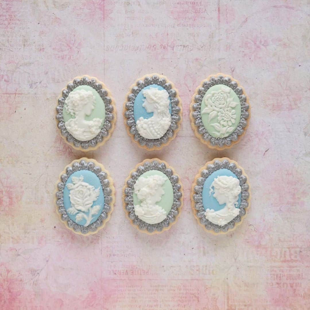 KUNIKAのインスタグラム：「Victorian cameo brooch cookies ⚜️﻿ ﻿ 4年ぶりに経験する夏の湿度に打ちのめされています...﻿ (シュガークラフトやアイシングは湿気に弱いのです...﻿) 朝起きると部屋の湿度計が80%...🙃﻿ ﻿ そういえば、毎年夏になるとアイシングは仕事以外やらずに、絵ばっかり描いてたっけ...🎐﻿ ﻿ #artofkunika」