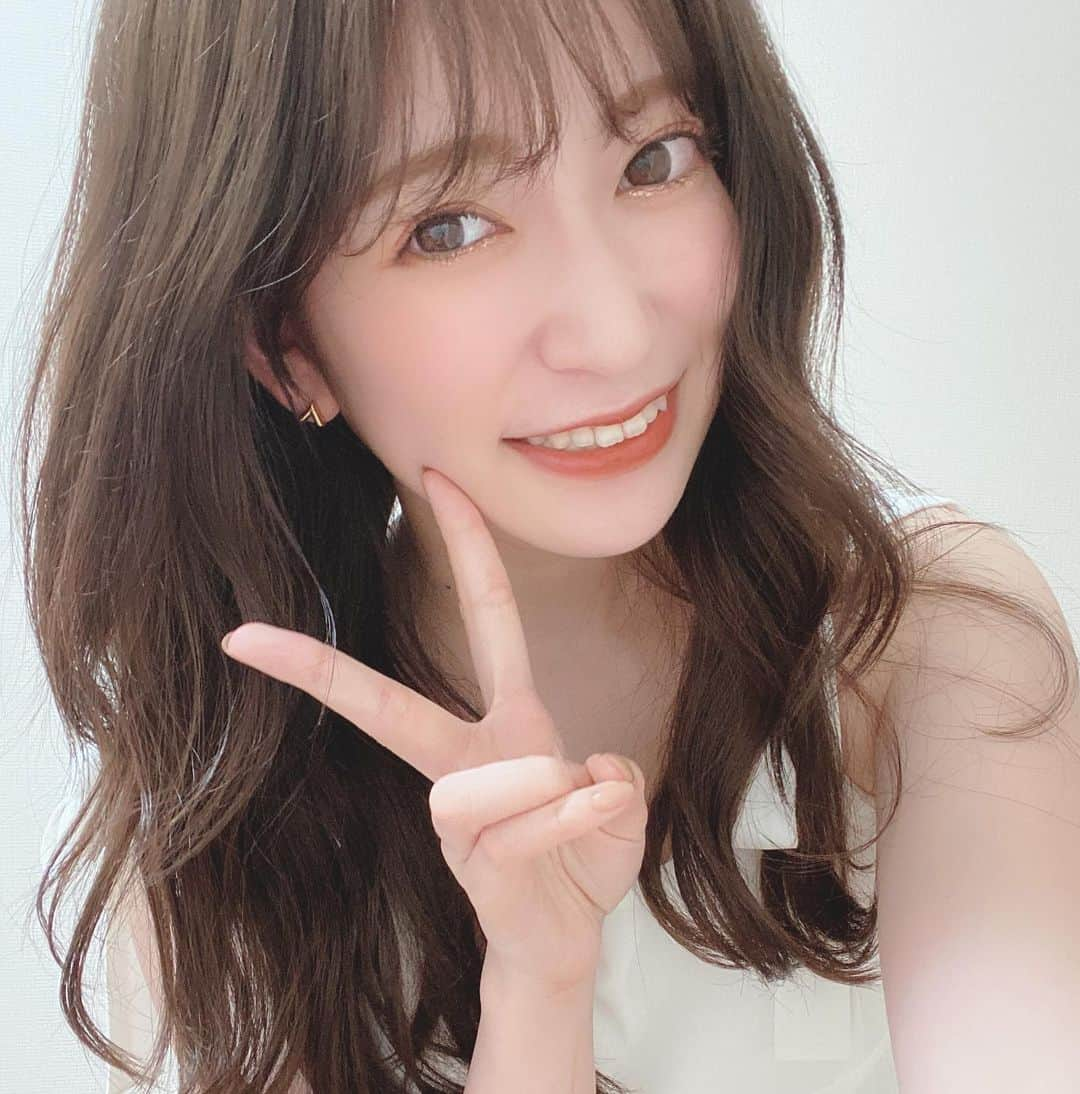 吉田朱里さんのインスタグラム写真 - (吉田朱里Instagram)「オンラインお話会でした🧡🧡 髪暗くするとまたメイクも違って見えて楽しいな〜🧡🧡 . では次のお仕事行ってきます🤍 ドキドキ…🤍🤍 . #テラコッタメイク　#無敵テラコッタ」7月11日 14時30分 - _yoshida_akari