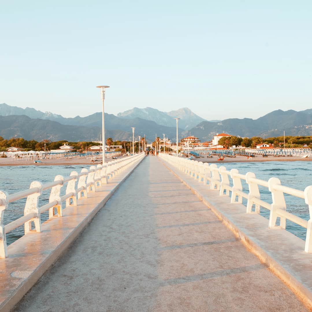 カーシューさんのインスタグラム写真 - (カーシューInstagram)「From the pier to paradise.⠀ #DriveYourSteps to Forte dei Marmi for architectural inspiration with #CarShoeDiary.」7月11日 14時32分 - carshoe