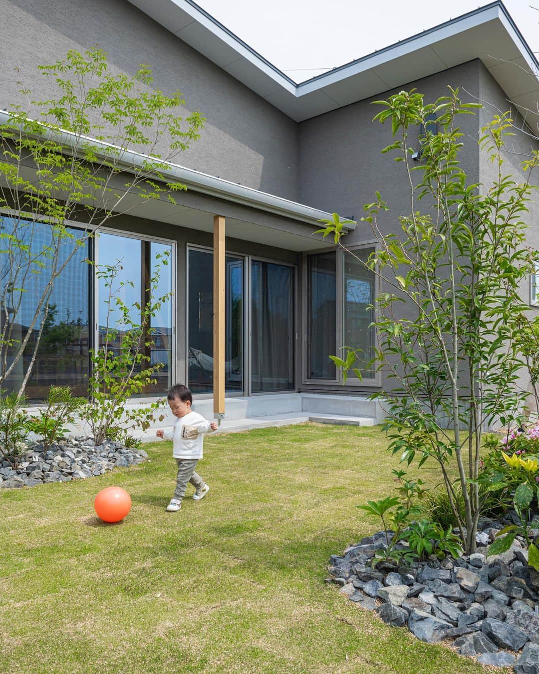 homelife 夢を叶える暮らし方のインスタグラム：「【寝ころびたくなる芝生】 . . リビングから見えるお庭(*^^*) ゴロンとしたくなるような芝生です。 . . こちらのアカウントではホームライフのお施主様の施工写真を投稿しています。 その他の施工写真は、 @homelife_gallery のURLからご覧いただけます。 . 家づくりの資料請求はコチラから @homelife_shiryou . . #芝生 #庭 #外構 ＃リビング ＃窓 #塗り壁 #グレー #子ども #こだわり #遊び場 #あこがれ ＃家族団らん #マイホーム計画 #ローコスト住宅 #マイホーム #夢のマイホーム #間取り #シンプルな暮らし #暮らしを楽しむ #注文住宅 #自由設計 #デザイン住宅 #リノベ #リフォーム #全国にいい家を #コラボハウスとコラボ #建築士と建てる  #homelife_京都 #homelife_大阪 #homelife_兵庫 #ホームライフ #ホームライフ100 #アーキホームライフ」