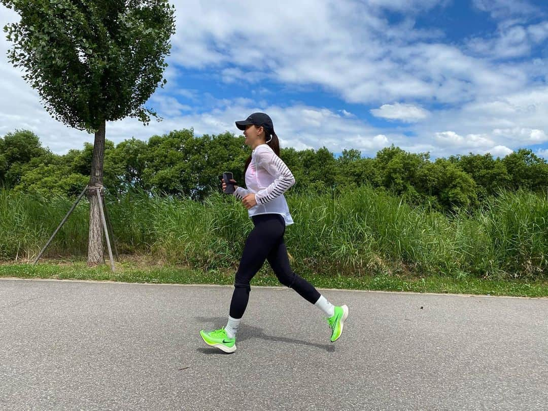 ジヌションさんのインスタグラム写真 - (ジヌションInstagram)「🏃‍♂️ 아직 이름 못 정한 러닝크루 #이영표 #이시영 #션 #조원희 토요일 10km 러닝 날씨가 정말 예술이다 달릴수 있어서 감사하다!  우리 러닝크루 이름 공모전 해야할까요? 푸짐한 상품 준비해보겠습니다😁 @fromtheline12  @leesiyoung38  @wonhee06  @hojune0330  우리 크루 응원해주세요!  We are the RUNNING CREW WITHOUT A NAME YET Please support our crew members~ We are running not to win but we are running to finish the race together.」7月11日 14時36分 - jinusean3000