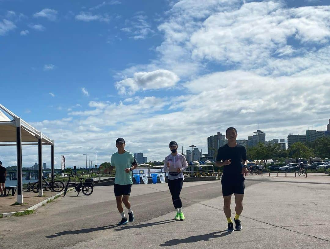 ジヌションさんのインスタグラム写真 - (ジヌションInstagram)「🏃‍♂️ 아직 이름 못 정한 러닝크루 #이영표 #이시영 #션 #조원희 토요일 10km 러닝 날씨가 정말 예술이다 달릴수 있어서 감사하다!  우리 러닝크루 이름 공모전 해야할까요? 푸짐한 상품 준비해보겠습니다😁 @fromtheline12  @leesiyoung38  @wonhee06  @hojune0330  우리 크루 응원해주세요!  We are the RUNNING CREW WITHOUT A NAME YET Please support our crew members~ We are running not to win but we are running to finish the race together.」7月11日 14時36分 - jinusean3000