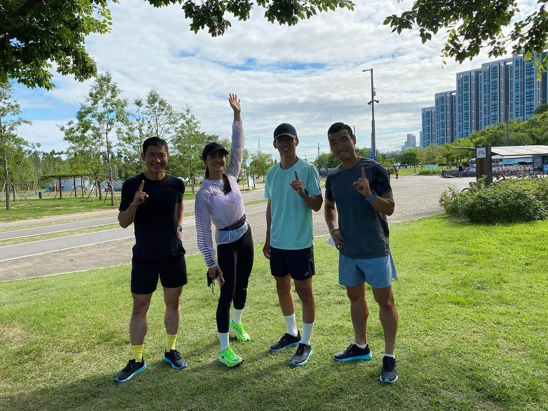 ジヌションさんのインスタグラム写真 - (ジヌションInstagram)「🏃‍♂️ 아직 이름 못 정한 러닝크루 #이영표 #이시영 #션 #조원희 토요일 10km 러닝 날씨가 정말 예술이다 달릴수 있어서 감사하다!  우리 러닝크루 이름 공모전 해야할까요? 푸짐한 상품 준비해보겠습니다😁 @fromtheline12  @leesiyoung38  @wonhee06  @hojune0330  우리 크루 응원해주세요!  We are the RUNNING CREW WITHOUT A NAME YET Please support our crew members~ We are running not to win but we are running to finish the race together.」7月11日 14時36分 - jinusean3000