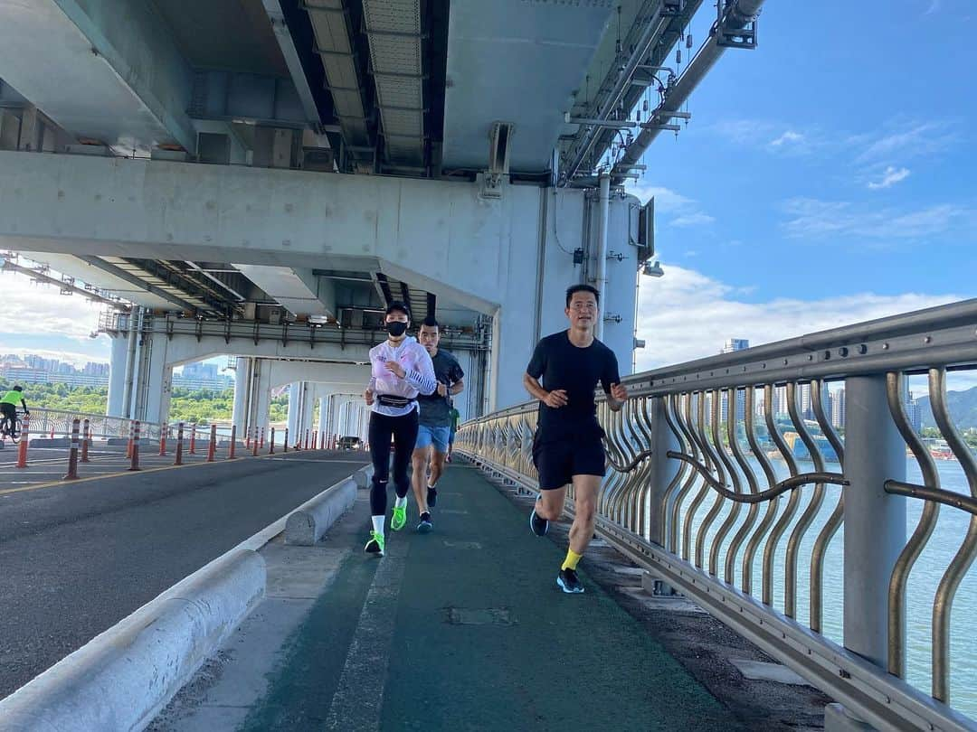 ジヌションさんのインスタグラム写真 - (ジヌションInstagram)「🏃‍♂️ 아직 이름 못 정한 러닝크루 #이영표 #이시영 #션 #조원희 토요일 10km 러닝 날씨가 정말 예술이다 달릴수 있어서 감사하다!  우리 러닝크루 이름 공모전 해야할까요? 푸짐한 상품 준비해보겠습니다😁 @fromtheline12  @leesiyoung38  @wonhee06  @hojune0330  우리 크루 응원해주세요!  We are the RUNNING CREW WITHOUT A NAME YET Please support our crew members~ We are running not to win but we are running to finish the race together.」7月11日 14時36分 - jinusean3000