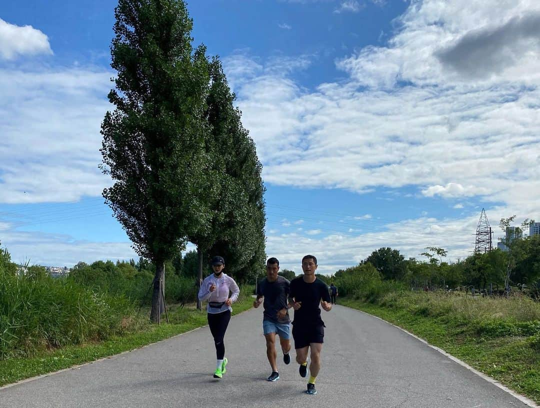 ジヌションさんのインスタグラム写真 - (ジヌションInstagram)「🏃‍♂️ 아직 이름 못 정한 러닝크루 #이영표 #이시영 #션 #조원희 토요일 10km 러닝 날씨가 정말 예술이다 달릴수 있어서 감사하다!  우리 러닝크루 이름 공모전 해야할까요? 푸짐한 상품 준비해보겠습니다😁 @fromtheline12  @leesiyoung38  @wonhee06  @hojune0330  우리 크루 응원해주세요!  We are the RUNNING CREW WITHOUT A NAME YET Please support our crew members~ We are running not to win but we are running to finish the race together.」7月11日 14時36分 - jinusean3000