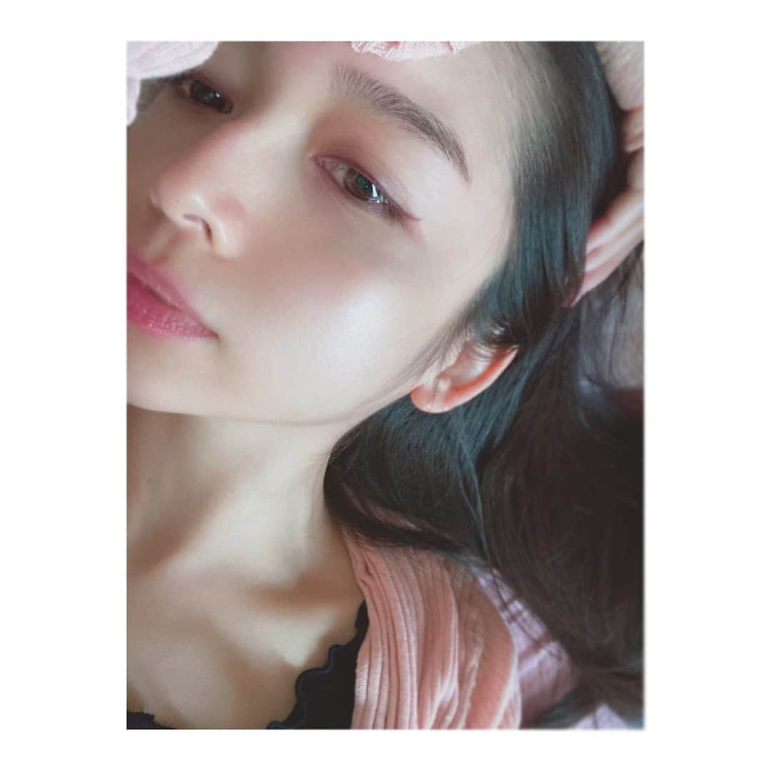 宮本笑里さんのインスタグラム写真 - (宮本笑里Instagram)「#手抜きメイク #ノーファンデ　#ほぼすっぴん #おうち時間　#半目 #先日のストーリーと大違い😂　#肌質改善」7月11日 20時15分 - emirimiyamoto