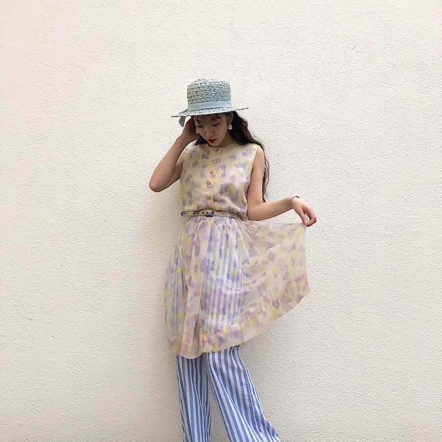 NUTTY Vintage&Collectibleのインスタグラム：「💠NEW  ARRIVAL💠 ㅤㅤㅤㅤㅤㅤㅤㅤㅤㅤㅤㅤㅤ ☑︎vintage sheer print dress ㅤㅤㅤㅤㅤㅤㅤㅤㅤㅤㅤㅤㅤ 水彩画のような色合いが美しいドレスは、 透け感を活かした装いが気分。 ストライプのパンツとの組み合わせなんて、新鮮！👒 ㅤㅤㅤㅤㅤㅤㅤㅤㅤㅤㅤㅤㅤ ＊ONLINE STOREにてお買い求めいただけます＊ ㅤㅤㅤㅤㅤㅤㅤㅤㅤㅤㅤㅤㅤ ------------------------------------- 🛍NUTTY通販について🛍 ------------------------------------- ◎掲載商品は全て通販可能となっておりますので、詳細はDMにてお気軽にお問い合わせくださいませ。また、ONLINE STOREに随時商品を掲載しております。商品詳細も記載しておりますので、是非ご利用くださいませ。 🔎 http://nutty.theshop.jp/ （ プロフィールページURLよりjump🕊） ㅤㅤㅤㅤㅤㅤㅤㅤㅤㅤㅤㅤㅤ ◎ご自宅でもお買い物をお楽しみいただけるVIDEO CHAT SHOPPING📺テレビ電話をお繋ぎして、リアルタイムでご案内いたします。詳細は過去の投稿をご覧ください。」