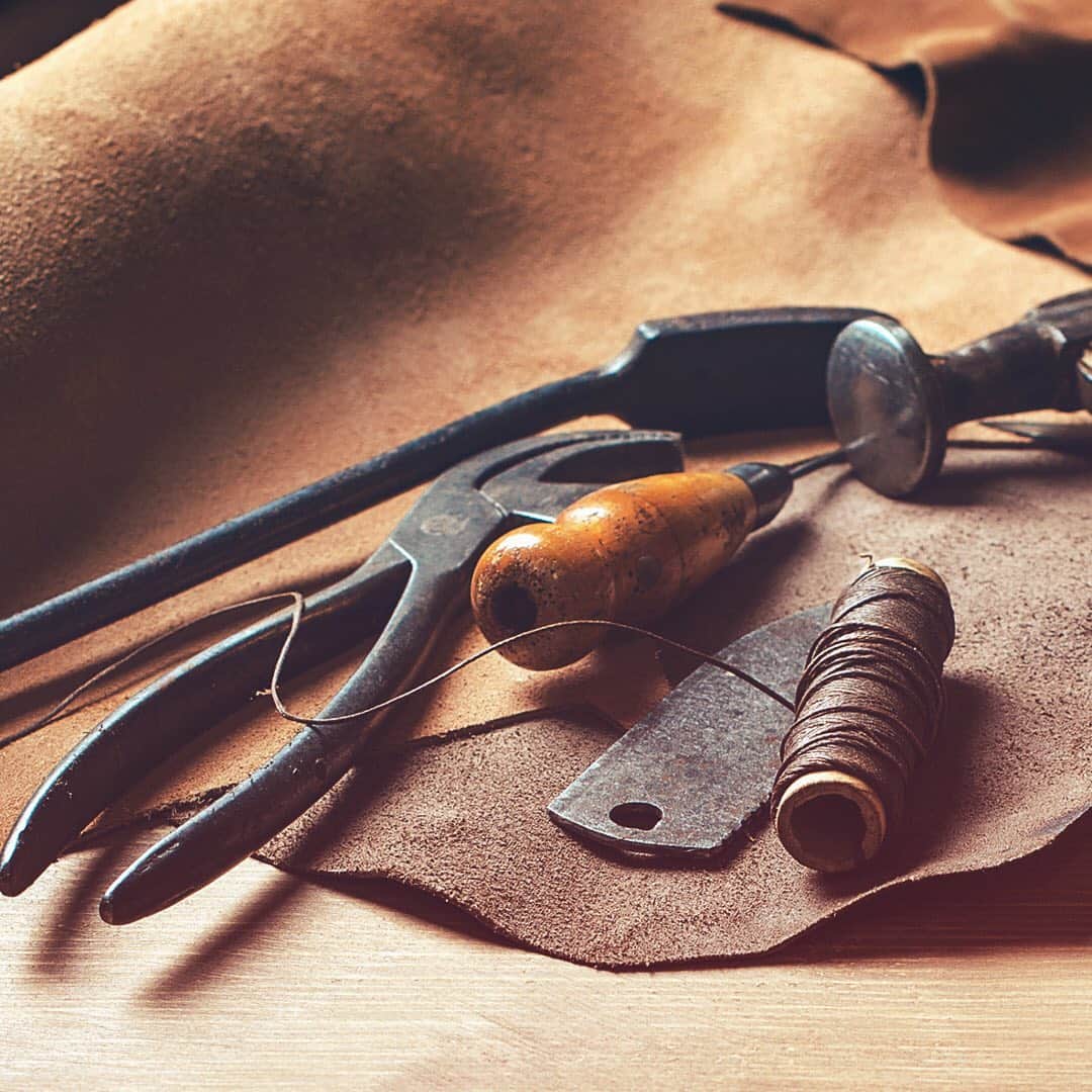 ブリーのインスタグラム：「The creation of a leather bag is a long process: after the design, sketching and trial and error on paper, the first production of the prototype starts. This is an exciting moment, because the leather naturally behaves differently during processing than the design on paper. This often results in changes or additions. Some leather bags get an additional reinforcement of the material, others again do better without certain parts of the interior. We pay particular attention to the details: because a BREE bag stands for a certain extra that makes the difference.  . . . #breesince1970 #madetomakeadifference #breevolution #handbags #leatherbags #purequality #purefashion #sustainablefashion」
