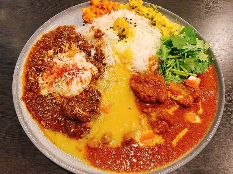 高橋みなみさんのインスタグラム写真 - (高橋みなみInstagram)「カレー部🍛 なんやかんや部活動しております😚  先日は中目黒の宇宙カレー（写真2枚目 そして今日は目黒KERAKU （写真3枚目 食べれば食べるほどカレー欲が出てくるー🤤✨✨ 次はどこに行こうかな！ （4枚目は食べるのに夢中すぎてカレー部広報のきむに盗撮された写真です😒  #カレー部 #カレー #curry #curryrice  #currystagram」7月11日 15時00分 - taka37_chan