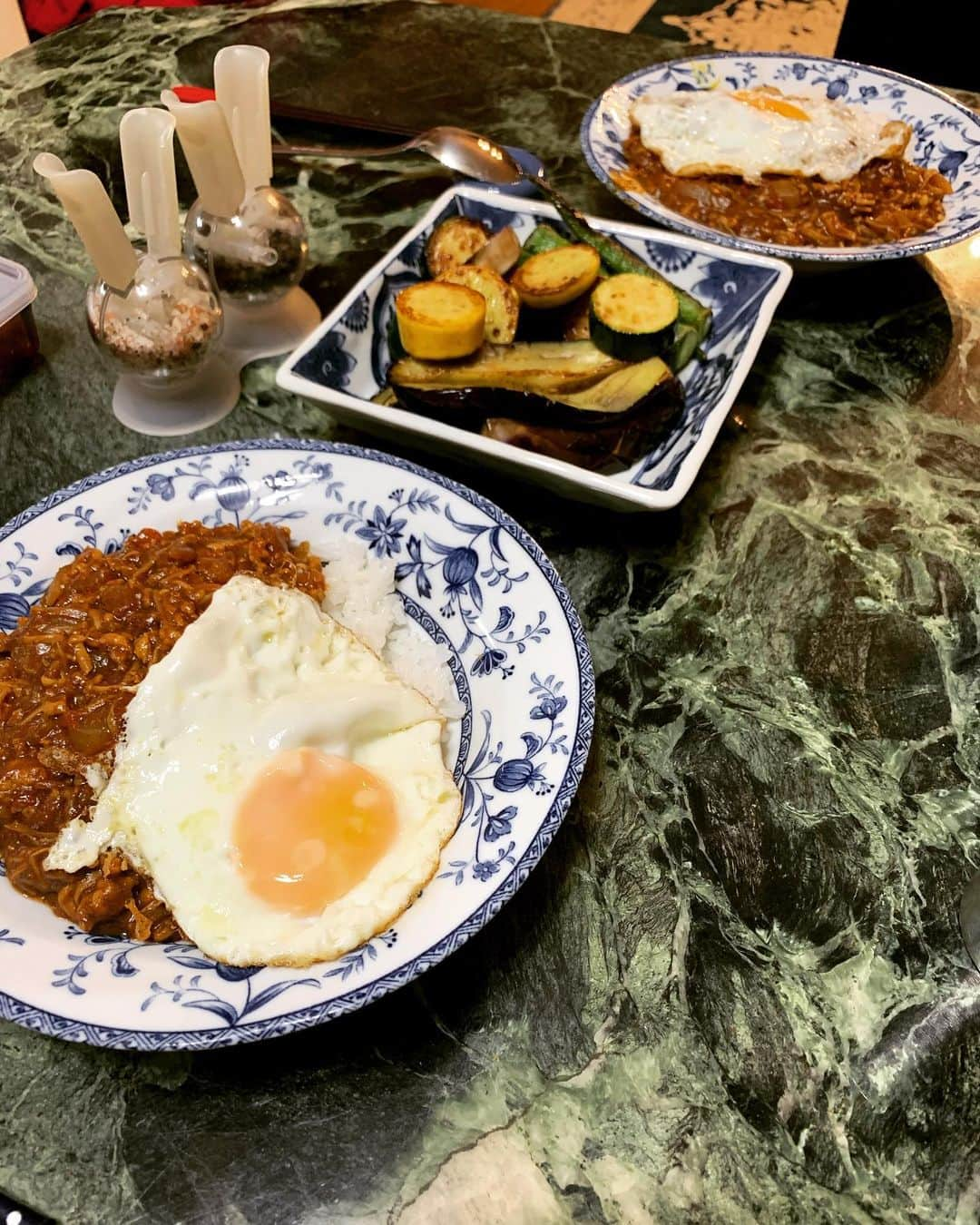 七瀬りりこさんのインスタグラム写真 - (七瀬りりこInstagram)「夏野菜あと乗せキーマカレー🇮🇳👳‍♂️  時間がない時の時短メニュー✨  彼氏でも旦那様でもなく母と二人分😂 #キーマカレー #夏野菜 #お茄子 #ズッキーニ #オクラ #目玉焼き #夏野菜カレー #りりごはん」7月11日 15時00分 - ririkonanase