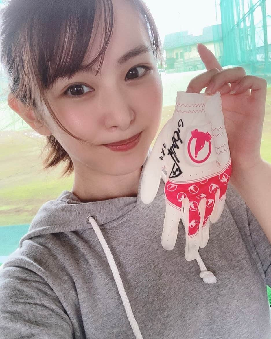 中庄司愛希さんのインスタグラム写真 - (中庄司愛希Instagram)「練習へ⛳️✨イボミちゃんのサイン入りグローブだよー🥰 扇風機が強風で髪が🍃 #イボミ #イボミちゃん #グローブ #ゴルフグローブ  #ゴルフ練習再開 #ゴルフ練習場 #ゴルフ練習 #ゴルフクラブ #ゴルフ初心者 #ゴルフ女子 #golfgirls #ゴルフ #골프 #高尔夫  #golf #ゴルフ好きな人と繋がりたい #初心者ゴルファー #ゴルファー #ゴルフ友達 #ワークアウト #トレーニング #スポーツ #トレーニング女子 #スポーツ女子 #ゴルフビギナー」7月11日 14時55分 - aki_nakashoji_golf