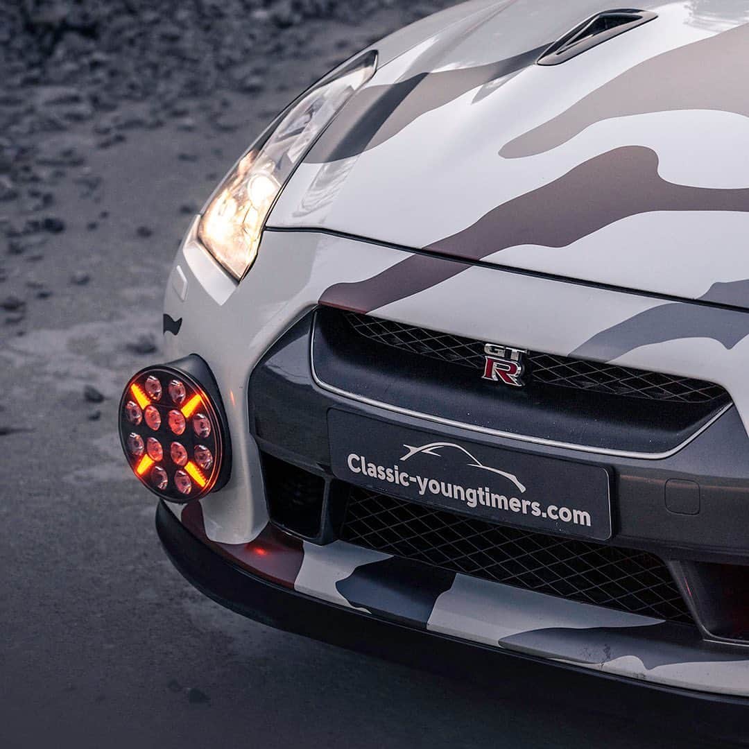 HYPEBEASTさんのインスタグラム写真 - (HYPEBEASTInstagram)「@hypebeastcarclub: @classicyoungtimers has rebuilt the @nissan GT-R into an Offroad “Godzilla 2.0.” Featuring an all-over camouflage-printed wrap, the car now sports two LED lamps on the front, redesigned fenders that were altered for huge offroading tires on the side, and a rack, light bar, and spare wheel on the roof. The model is also powered by an upgraded 3.8-liter six-cylinder engine producing 600+ HP, which is more than any stock Nissan GT-R. Find out more on Classic Youngtimers Consultancy’s website where it is listed for approximately $107,000 USD.⁠⠀ Photo: Classic Youngtimers Consultancy」7月11日 15時02分 - hypebeast