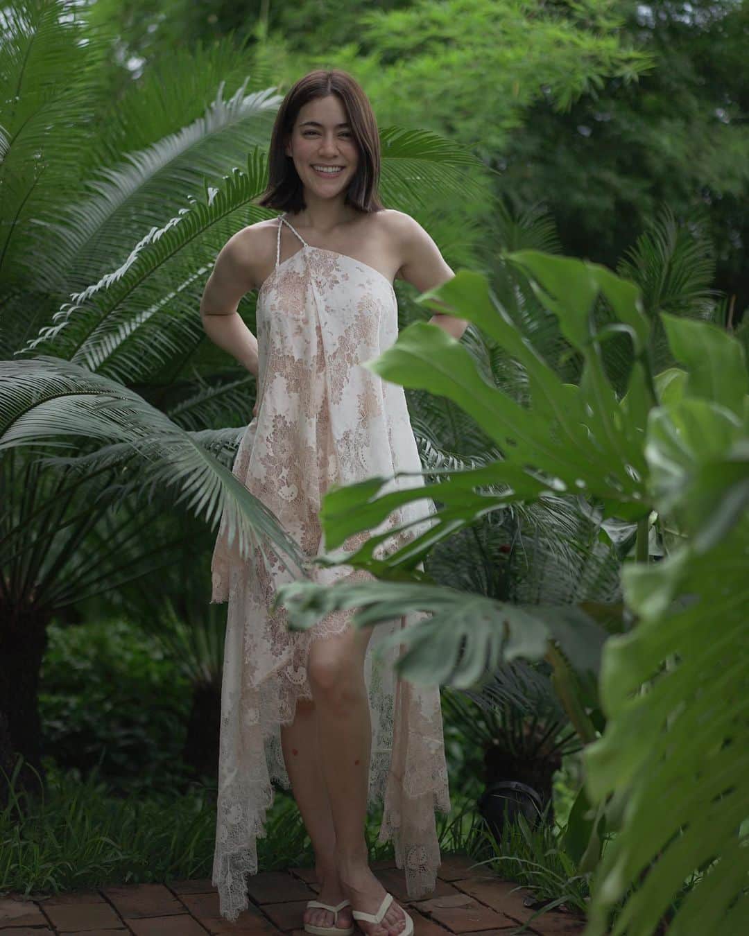 のインスタグラム：「ถึงยุงกัดน้องจนขาลาย แต่น้องก็ไม่วายรักพี่คนเดียว ตึงงงงงง!! 🦟🌴 #เกี่ยวไรรรร」