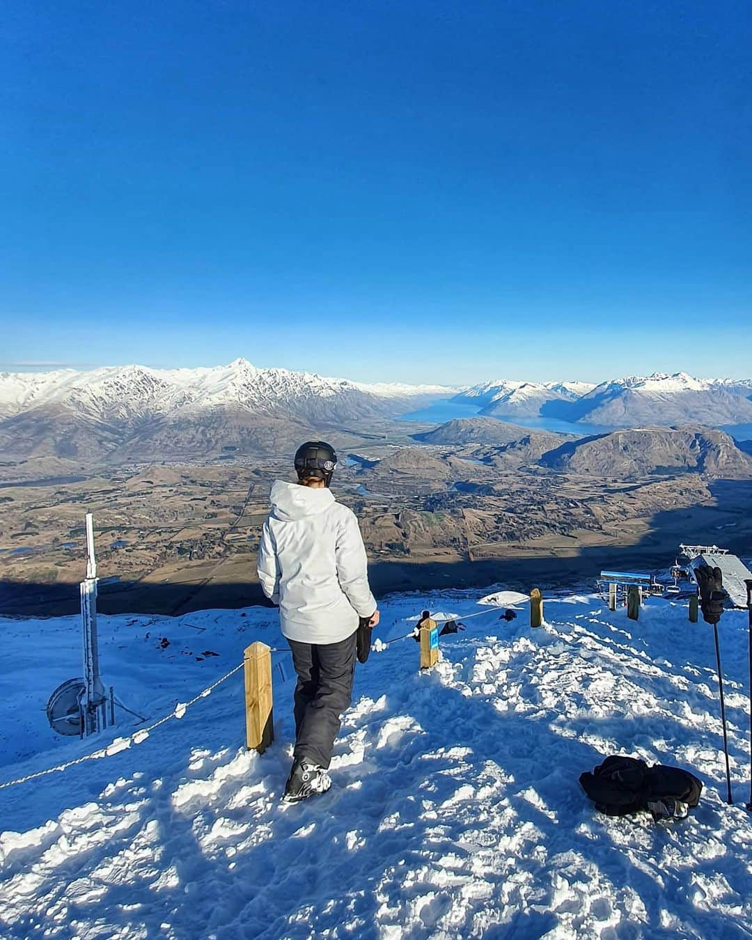 サラ・ウォーカーのインスタグラム：「With 2020 World Champs officially cancelled, what better opportunity to do some "off-season cross-training" and explore a bit of our beautiful country!  Had my first ever night ski @coronetpeak for my birthday yesterday too! Was epic!  Cheers to the legend @beaujameswells for the borrowed poles and helmet and the other legend my bro @mattjwalker for the boots and skis. Felt pro as 😎  #silverlinings」