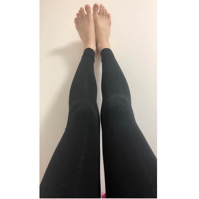 栗林里莉さんのインスタグラム写真 - (栗林里莉Instagram)「♡ 『履くだけイージースリムレッグ』 ほんまに履くだけで足や骨盤がキュッとして、浮腫まないよー！ 私は元々あまり浮腫まないタイプなのですが、履いてない時より圧倒的に足が軽いのを実感しております🎶 レギンスやからコーディネイトに取り入れることもできるよ！ 普段から使えてうれしいです😊 #美容 #浮腫対策 #着圧スパッツ #着圧レギンス  #履くだけイージースリムレッグ  #栗林里莉 #ririkuribayashi #japanese」7月11日 15時29分 - riri_kuribayashi_official