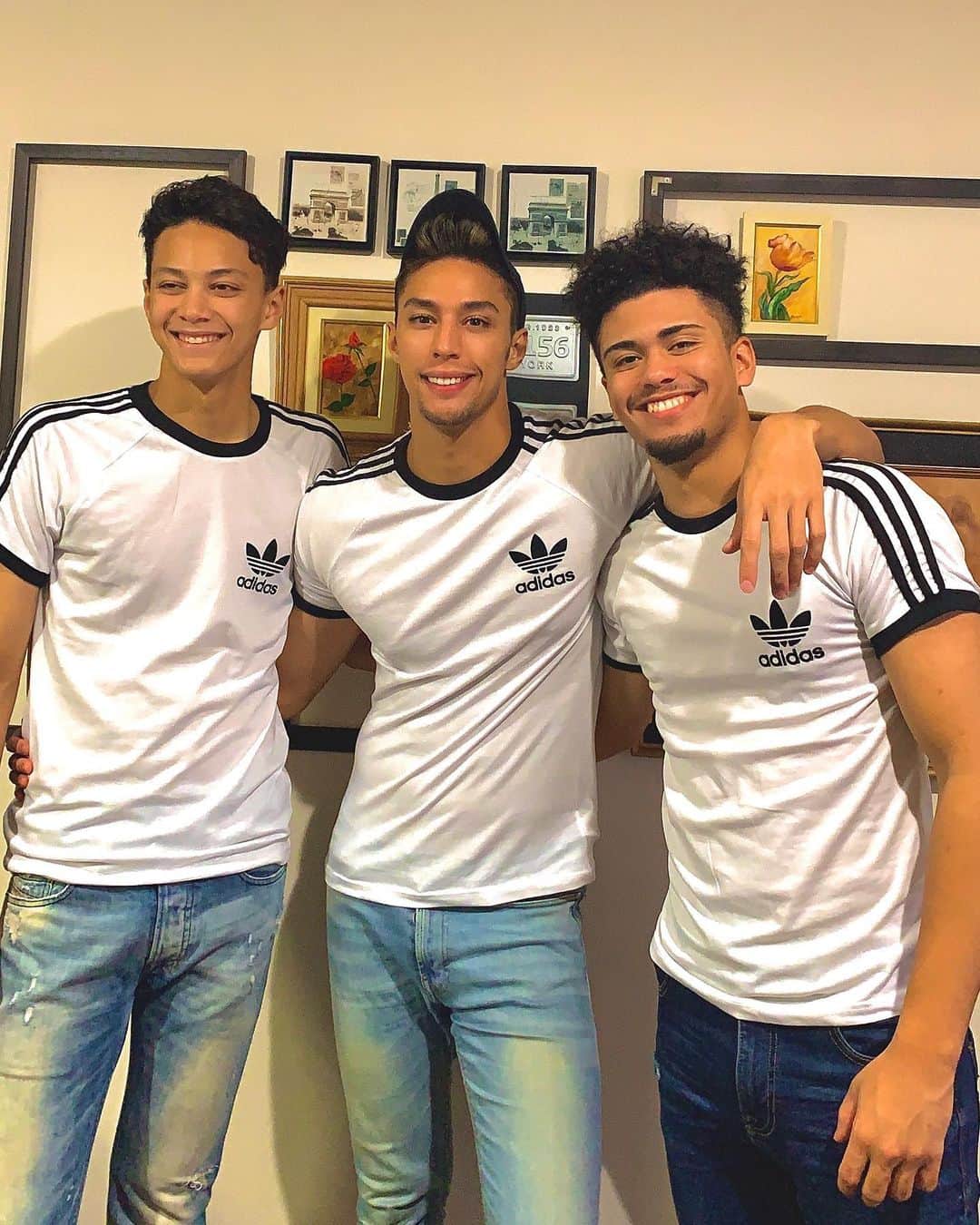 當間ローズのインスタグラム：「兄弟でペアルックwww🤣🤣🤣 なんか可愛いいなーって思ってみんなの分のTシャツ買って来たw🤣🤣🤣  #當間ローズ  #ラテン  #ハーフ  #モデル #バチェロレッテ　#愛と筋肉のハイブリット #toumarose #singer #Artist #Model #Tokyo  #Brazilian #brasil  #italian #fashion #fitness #muscle #body #workout #sexy」