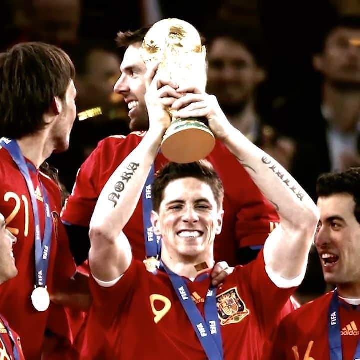 フェルナンド・トーレスのインスタグラム：「10 años después... lo volvería a hacer una y mil veces. Feliz Aniversario ⠀ ⠀  10 years after… I would do it a thousand times. Happy anniversary ⠀ ⠀  @Sefutbol #10AñosDeNuestraEstrella 🇪🇸⭐ ⠀ ⠀  📸 @jasirvent @pablo_garcia_sacristan」