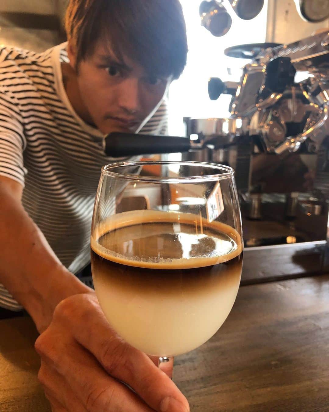 寺島速人さんのインスタグラム写真 - (寺島速人Instagram)「7月1日から @cafe.azzurra.ishigaki  の新メニュー「オレグラッセ」 上は温かくビターなエスプレッソと下は冷たくて甘いミルク。 ストローなしで飲んで味の変化と温度差をお楽しみください。 #石垣島カフェ #石垣島グルメ」7月11日 15時49分 - hayato_terashima