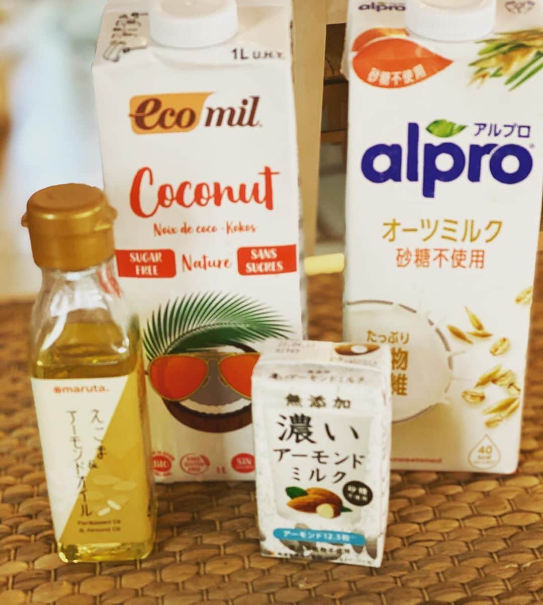 RIKACOさんのインスタグラム写真 - (RIKACOInstagram)「. 最近の私のミルク達❣️ 乳製品があまり体に合わない私は牛乳自体を随分飲んでない。 その変わりにこう言った植物性のミルクを使ってる〜身体は軽くなっている感じだし地球環境にも 優しい〜と言うメリットもある〜 日本でも色々買えるように なって来たから 選べるのが嬉しい❤️ . そしてオイルも私達女性の体には大切だから毎日とっているよ😊👍 #植物性ミルク #エゴマオイル @maruta1902  #❤️ #rikaco_fashion」7月11日 15時53分 - rikaco_official