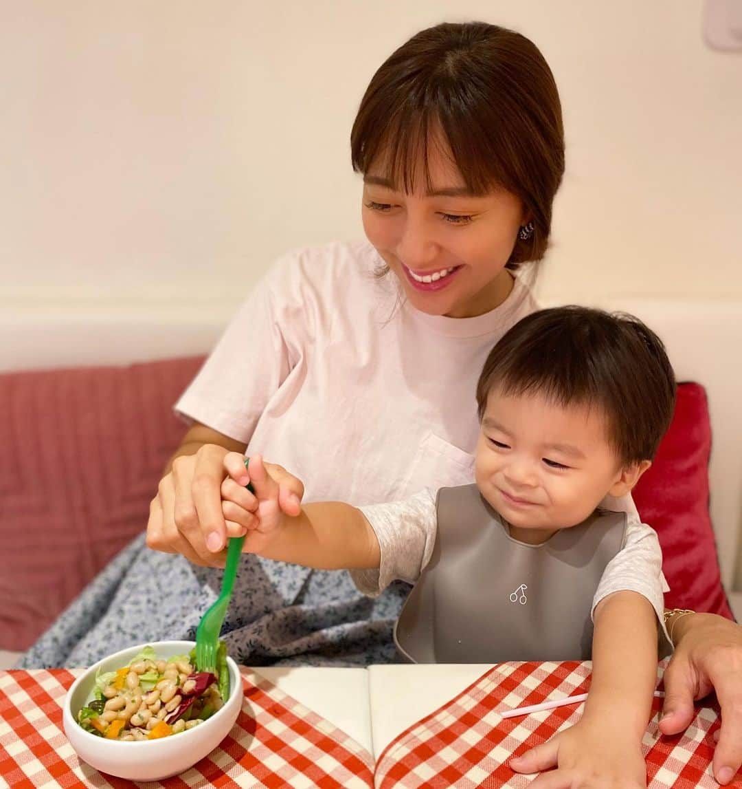 小川ひとみさんのインスタグラム写真 - (小川ひとみInstagram)「今日は息子初めての 美容院デビューの日🥰 ホワイトハウスさくら並木店で 切ってもらいました✨ @whstyle  個室があるので とても助かる❤️ 私も久しぶりのcutで 前髪を作りましたよ💕 その後はランチをして🍝 やはりハイチェアのないお店では たいへん… 息子のヤンチャ具合がmaxに🐯 #1歳6ヶ月 #family #myson」7月11日 15時59分 - hitomy220