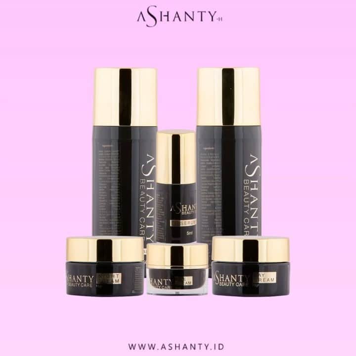 ASHANTY BEAUTY CREAM OFFICIALのインスタグラム：「Jangan tunggu tanda penuaan dini muncul pada kulit wajah, cegah timbulnya tanda penuaan dini pada kulit wajah mulai dari sekarang dengan rutin menggunakan Anti Aging Cream Series by @ashantyid yang mampu melawan timbulnya tanda penuaan dini seperti keriput, kerutan dan garis halus. Anti Aging Cream Series by @ashantyid juga dapat mencerahkan kulit wajah, mengecilkan pori - pori, melembutkan dan melembabkan kulit wajah. Rutin gunakan setiap hari dan dapatkan hasil kulit wajah idaman. Kunjungi dan follow official instagram @ashantyid untuk informasi lebih lanjut ❤️  _____________________________ Informasi dan pemesanan  Ashanty Beauty Cream Chat Via WA : WA: 081287388885 WA: 081293823950 WA: 087778489900 WA: 085781140354 ⚡️ Fast Respons Click Link On Bio Instagram @ashantyid ❣️ ______________________________ #ashantybeautycream #creamashanty #skincareashanty #skincare #skincareartis #skincarelokal #creamwajah #creamperawatanwajah #obatjerawat #jerawat #kosmetik #krimwajah #creamwajah #whiteningcream #ashantyid #ashanty #ahha #kepastian #aurelhermansyah」