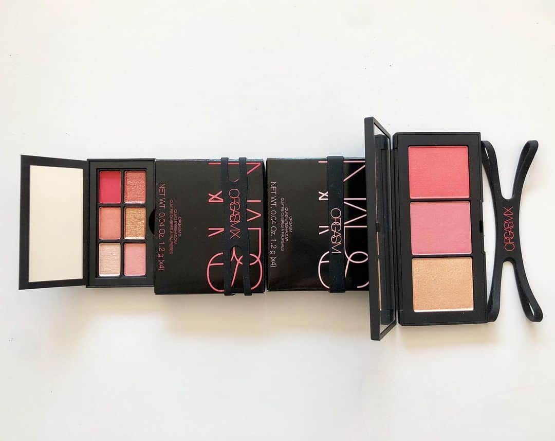 イ・セウンのインスタグラム：「🖤 Nars 와 함께 하는 코럴 빛 여름 ,  #narsorgasm #colororgasm  XoXo , #Nars 🍸」