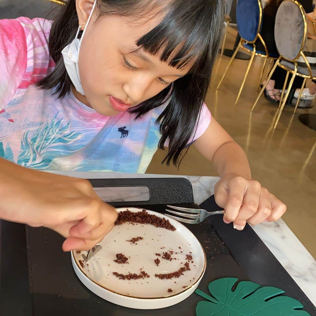 イ・アヒョンさんのインスタグラム写真 - (イ・アヒョンInstagram)「엄마 기분좋아지라고 마법 거는 중, . .언니랑 싸우고 씩씩대고있는 엄마에게 그려준 과자부스러기 그림!」7月11日 16時33分 - ujl1011