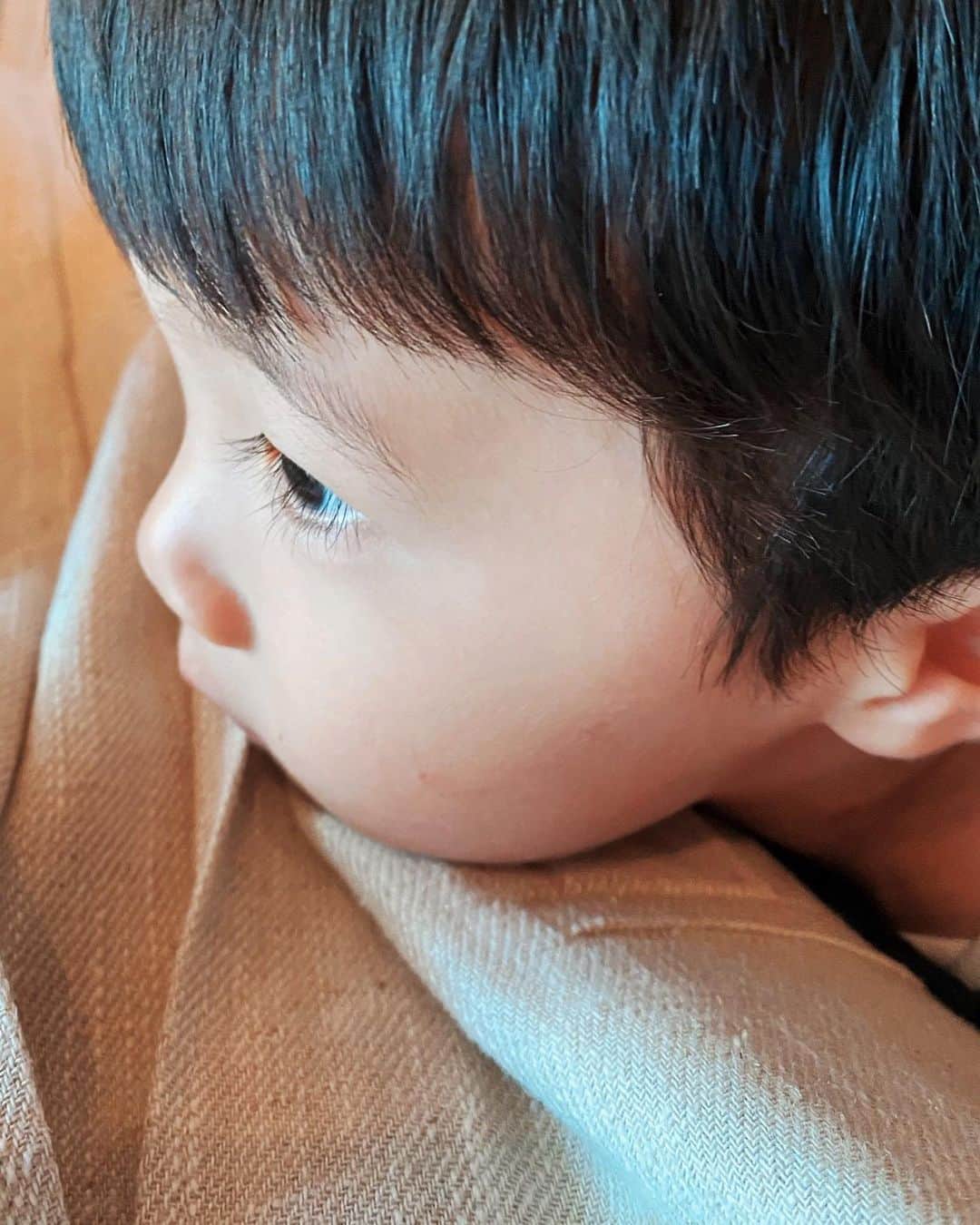 のインスタグラム：「. 👦🏻❤️ . 愛おしい人😚 . . 最近みんなのマネして 私のこと うーちゃーーん！！ って呼ぶ😂 . . #1y9m #urako_mamalife  #urako_travel✈️」