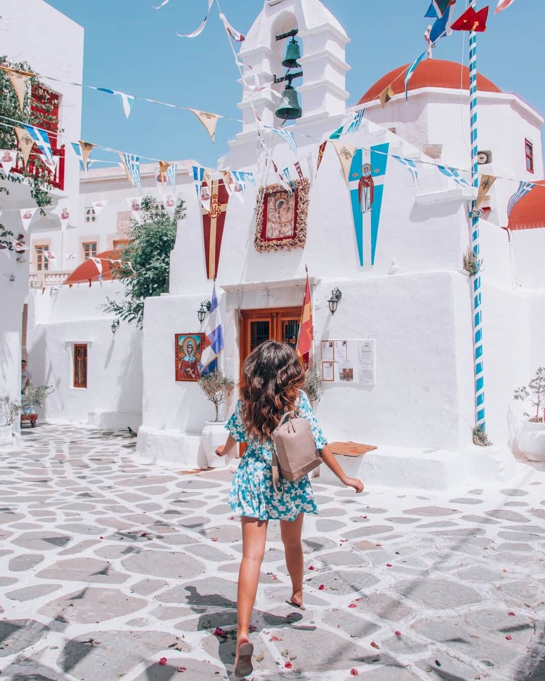 Kapten & Sonさんのインスタグラム写真 - (Kapten & SonInstagram)「'The world is too beautiful to stay at one place.' 💙⁠  @katemeets found this magical place in mykonos wearing our backpack Lillestrom "Taupe". 😍 #bekapten #kaptenandson #backpack #summer #exploring #travel #mykonos」7月11日 16時40分 - kaptenandson